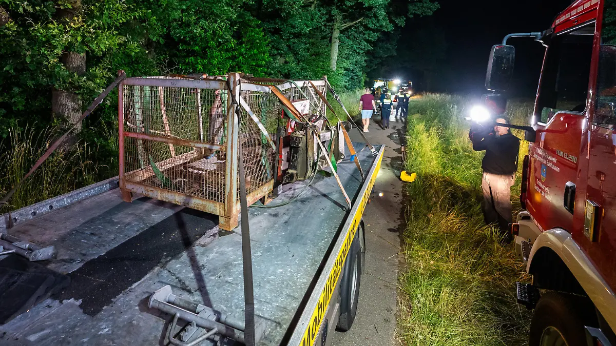 ARCHIV - 24.06.2023, Niedersachsen, Toppenstedt: Eine Gitterbox samt Gabeln von dem in den Unfall verwickelten Radlader. Bei dem Unfall in einem Zeltlager für Väter und Kinder im Landkreis Harburg waren im Juni 2023 ein fünf Jahre alter Junge und ein 39-jähriger Mann ums Leben gekommen. (zu dpa: «Prozess zum Radlader-Unfall von Toppenstedt beginnt im Januar») Foto: Philipp Schulze/dpa +++ dpa-Bildfunk +++
