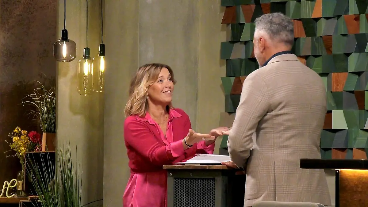 Tina Ruland macht sich im VOX-Restaurant warm für ihr Date Kleiner Flirt mit "First Dates"-Host Roland Trettl