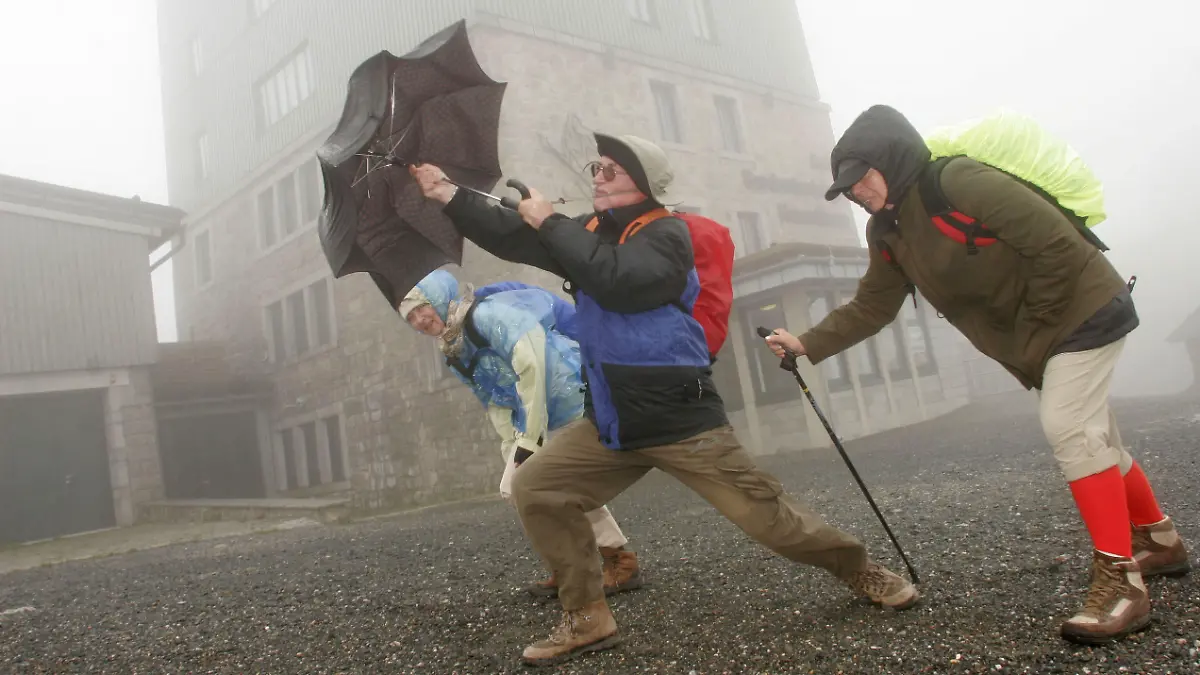 Eine Wandergruppe aus dem Rheinland kämpft am Mittwoch (27.06.2007) auf dem Brocken gegen Regen und Sturm. Auf dem Harzgipfel beschränkte sich die Sicht auf unter 50 Meter. Dabei zeigte das Thermometer nur ein Grad Celsius an. Foto: Matthias Bein dpa/lah/lni/lnw +++(c) dpa - Bildfunk+++