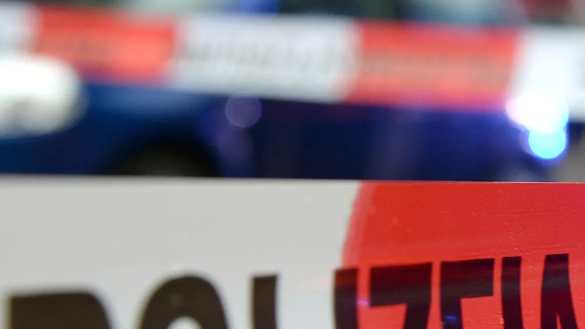 ARCHIV - ILLUSTRATION - Ein Flatterband mit der Aufschrift «Polizeiabsperrung» ist am 05.11.2014 in Freiburg (Baden-Württemberg) an einem Einsatzort vor einem Feuerwehrfahrzeug mit Blaulicht zu sehen. In Mainz wird am 14.06.2017 das Programm für das Krimi-Festival «Tatort Eifel» vorgestellt. (zu dpa «Festival «Tatort Eifel» geht in nächste Runde - Programmvorstellung» vom 14.06.2017) Foto: Patrick Seeger/dpa +++(c) dpa - Bildfunk+++