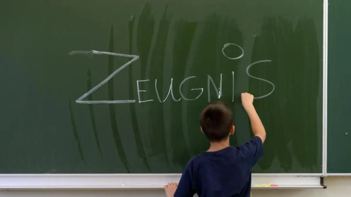 172 000 Schüler Schüler erhalten Freitag ihr Halbjahreszeugnis. Foto: Ralf Hirschberger/Archiv