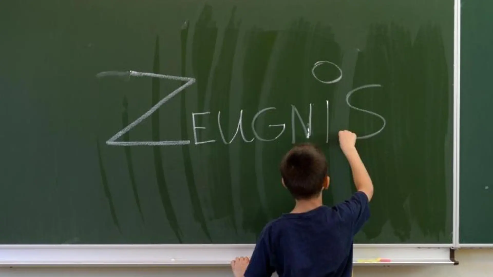 172 000 Schüler Schüler erhalten Freitag ihr Halbjahreszeugnis. Foto: Ralf Hirschberger/Archiv