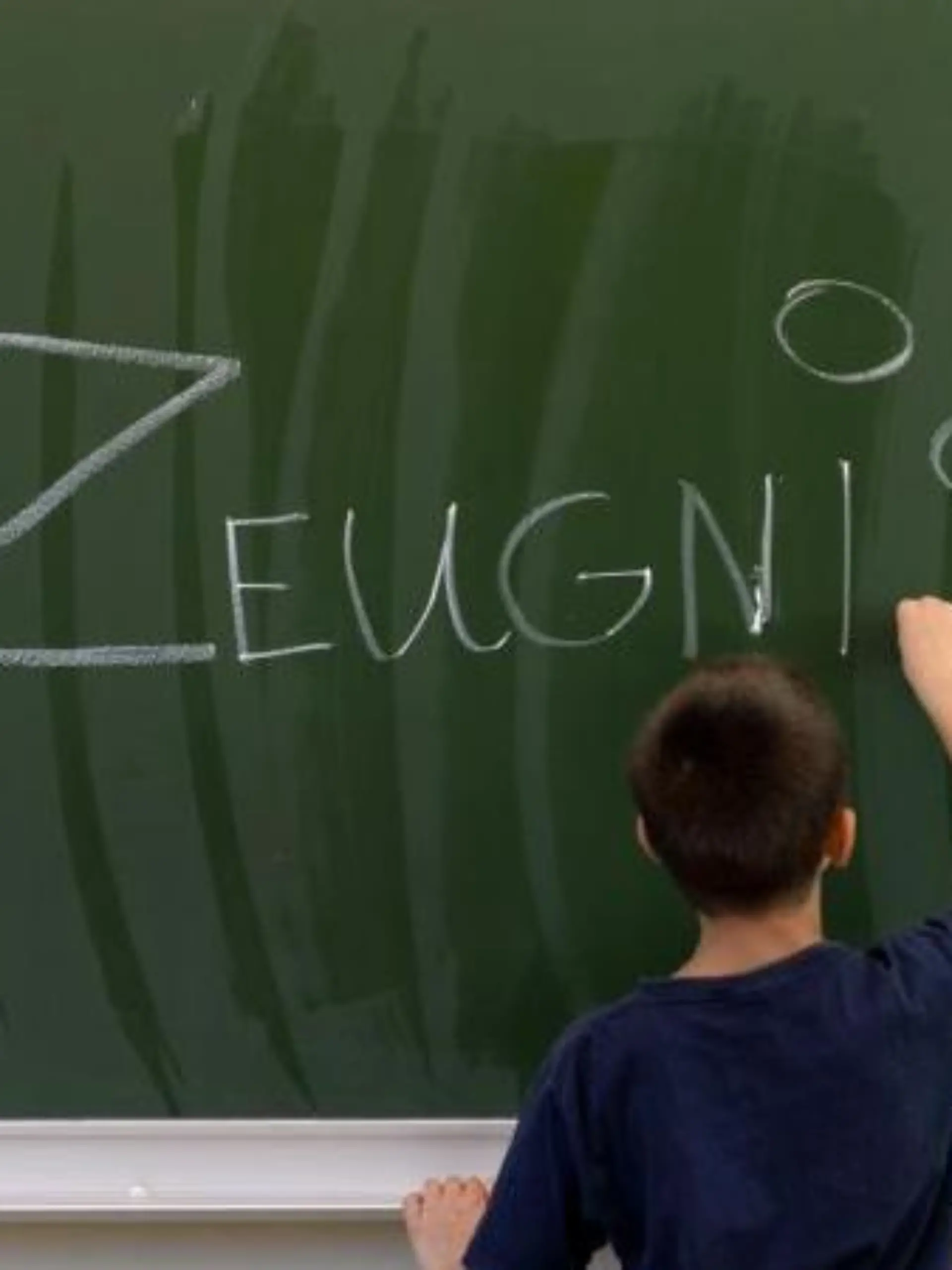 172 000 Schüler Schüler erhalten Freitag ihr Halbjahreszeugnis. Foto: Ralf Hirschberger/Archiv