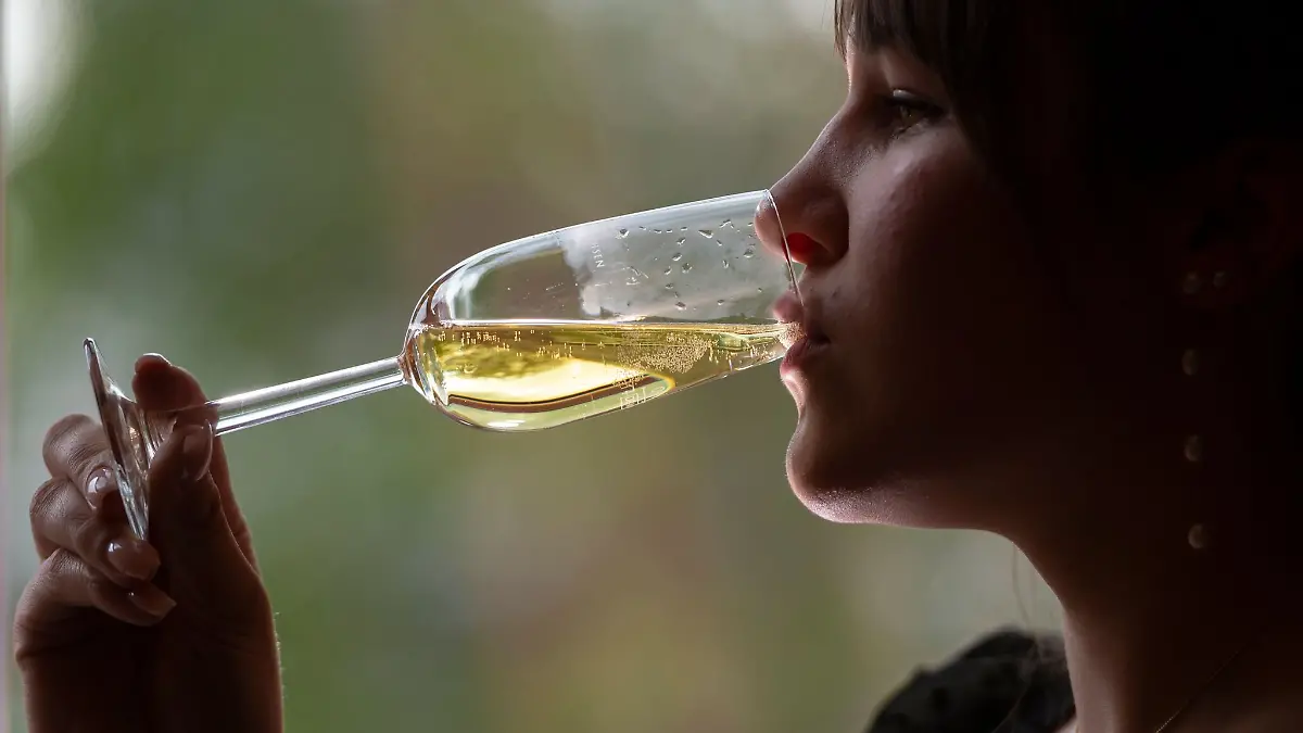 Eine Frau trinkt Sekt.