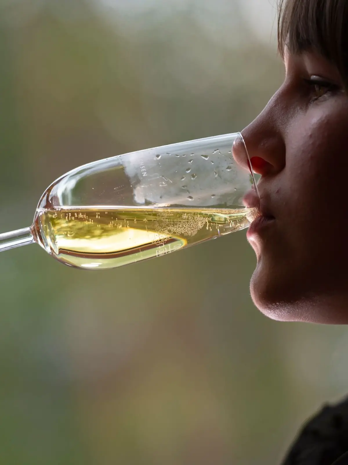 Eine Frau trinkt Sekt.