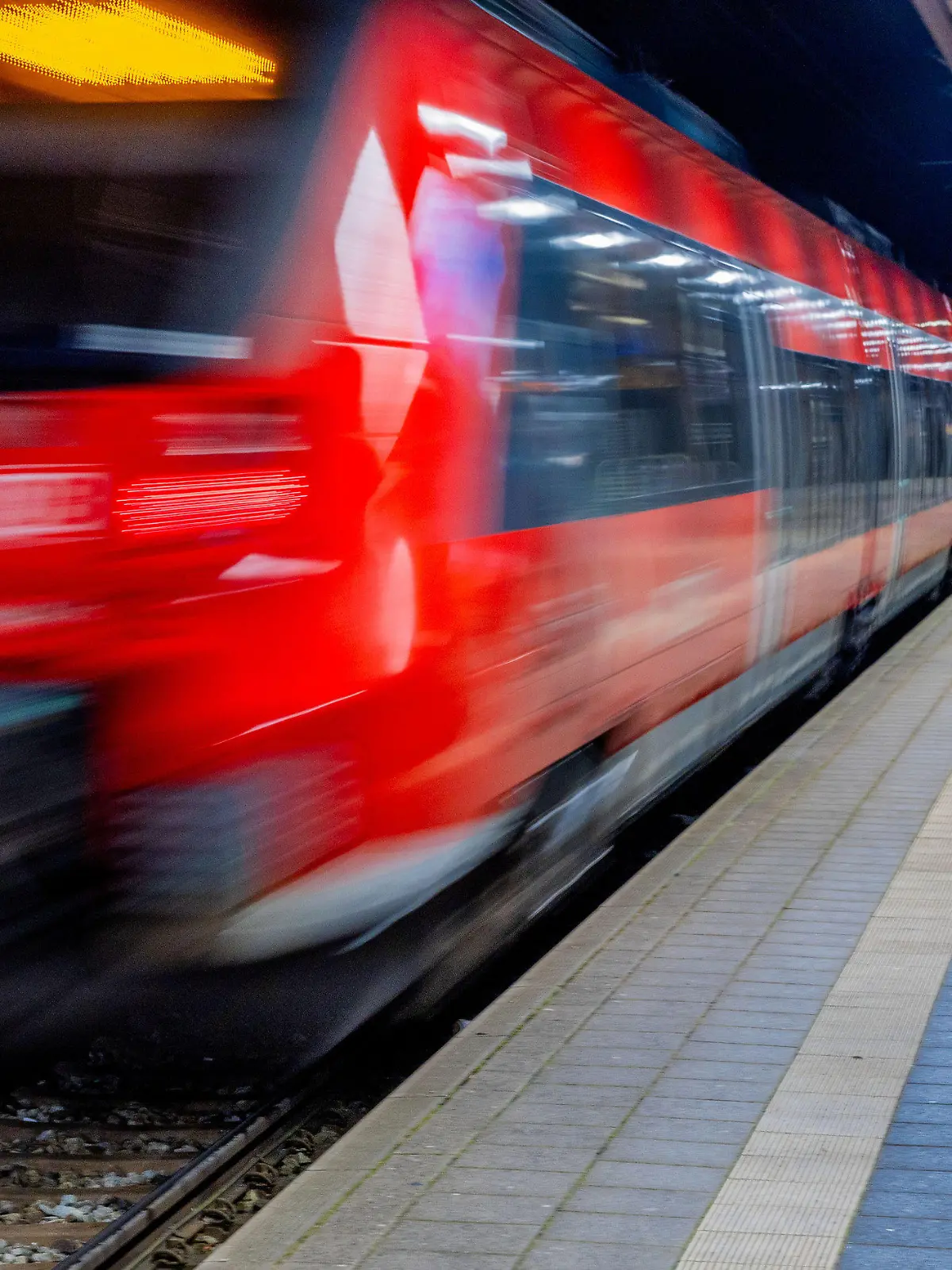 22.01.2024, Mecklenburg-Vorpommern, Rostock: Eine S-Bahn der Deutschen Bahn (DB) fährt aus dem Bahnhof. (Aufnahme mit langer Belichtungszeit) Die Lokführergewerkschaft GDL hat die Beschäftigten der Deutschen Bahn zum nächsten Streik aufgerufen. Dieser werde im Personenverkehr am frühen Mittwochmorgen um 2.00 Uhr beginnen und bis Montag kommender Woche, 18.00 Uhr andauern, teilte die Gewerkschaft in der Nacht mit. Foto: Jens Büttner/dpa - ACHTUNG: Verwendung nur im vollen Format +++ dpa-Bildfunk +++