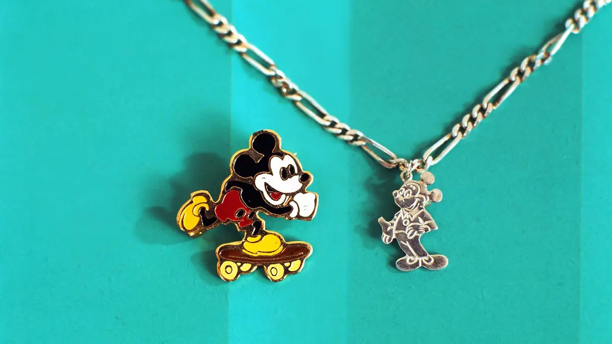 Micky Maus /Micky Maus Armbändchen und Anstecknadel, Sachaufnahme, Micky Mouse, Mickey, Merchandising, Vermarktung, Kinderschmuck / Sachfoto, Walt Disney
