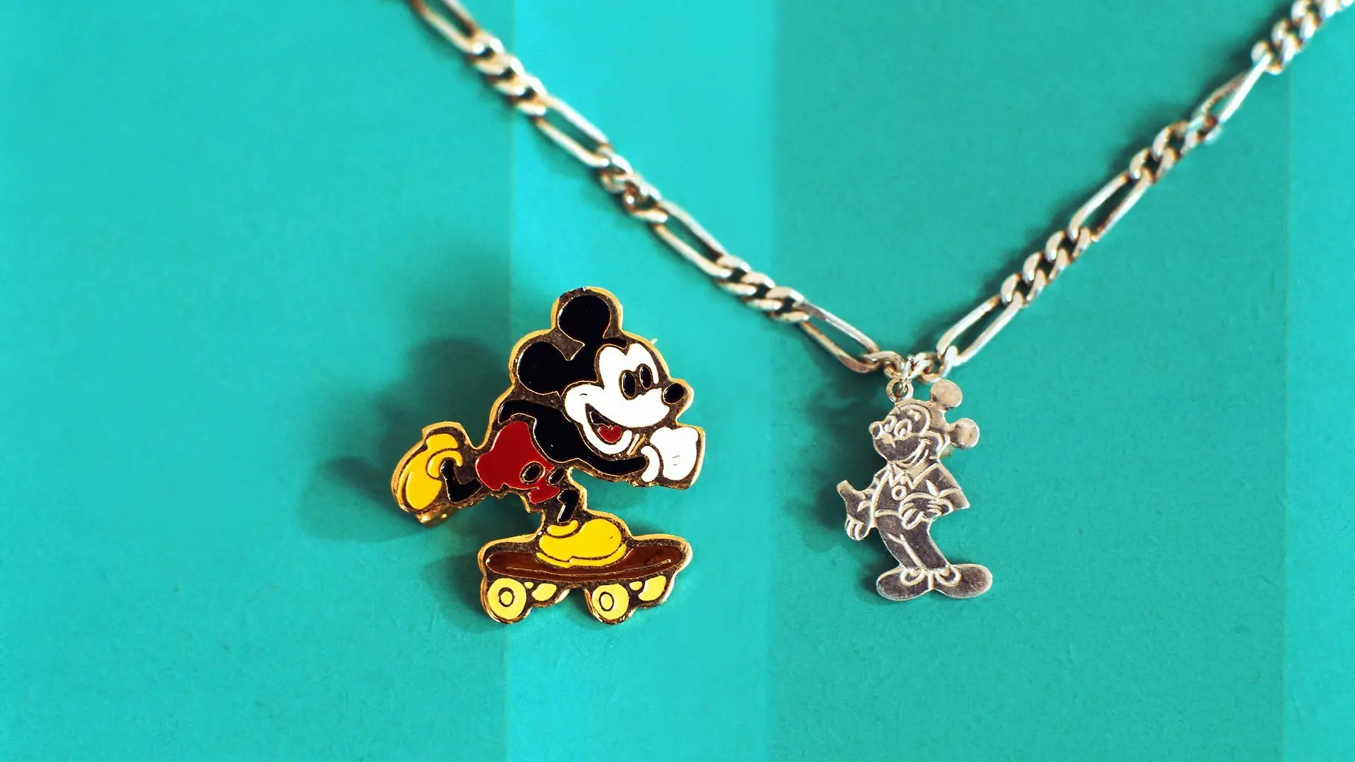 Micky Maus  /Micky Maus Armbändchen und Anstecknadel, Sachaufnahme, Micky Mouse, Mickey, Merchandising, Vermarktung, Kinderschmuck / Sachfoto, Walt Disney