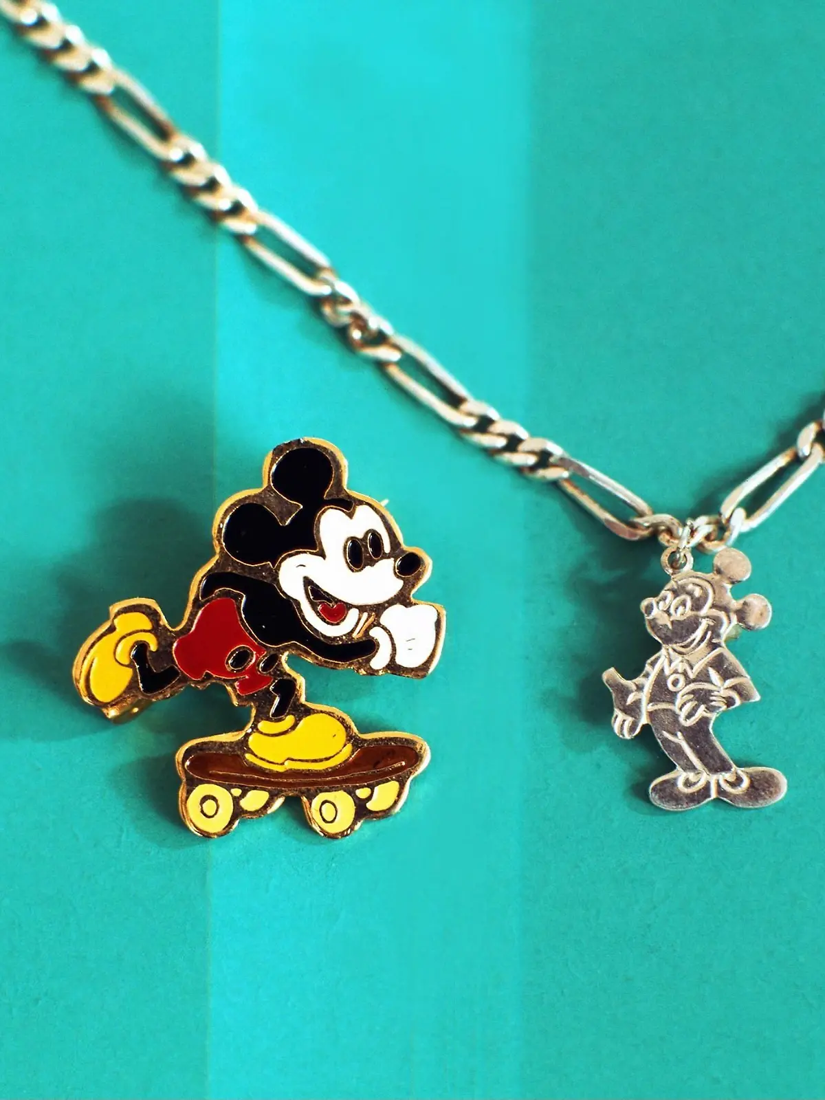 Micky Maus  /Micky Maus Armbändchen und Anstecknadel, Sachaufnahme, Micky Mouse, Mickey, Merchandising, Vermarktung, Kinderschmuck / Sachfoto, Walt Disney