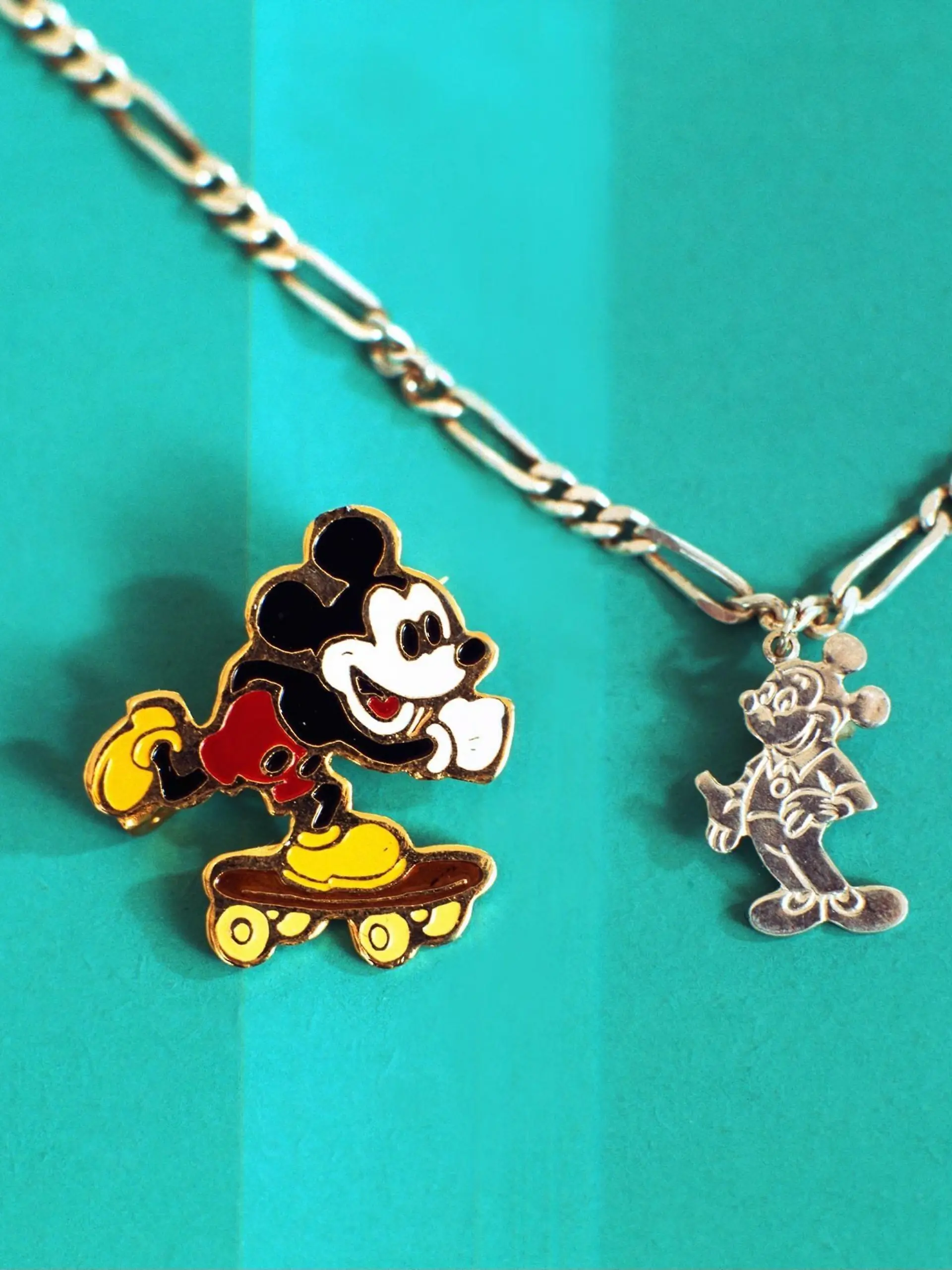 Micky Maus  /Micky Maus Armbändchen und Anstecknadel, Sachaufnahme, Micky Mouse, Mickey, Merchandising, Vermarktung, Kinderschmuck / Sachfoto, Walt Disney