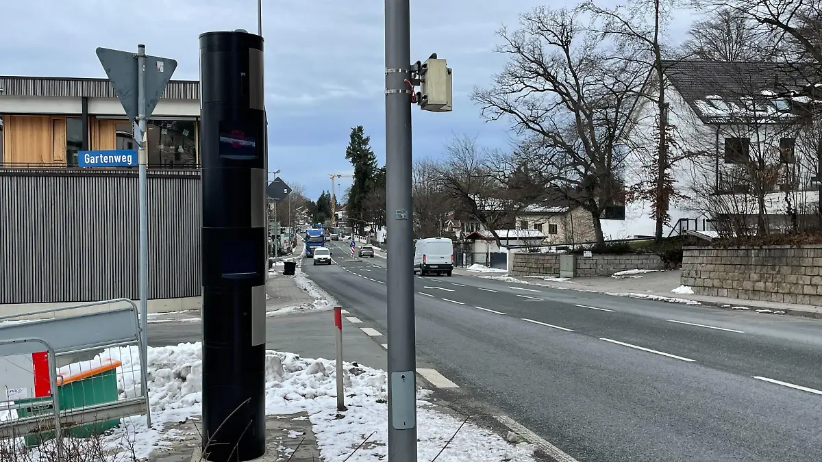 Eine Straße mit einem Blitzer.