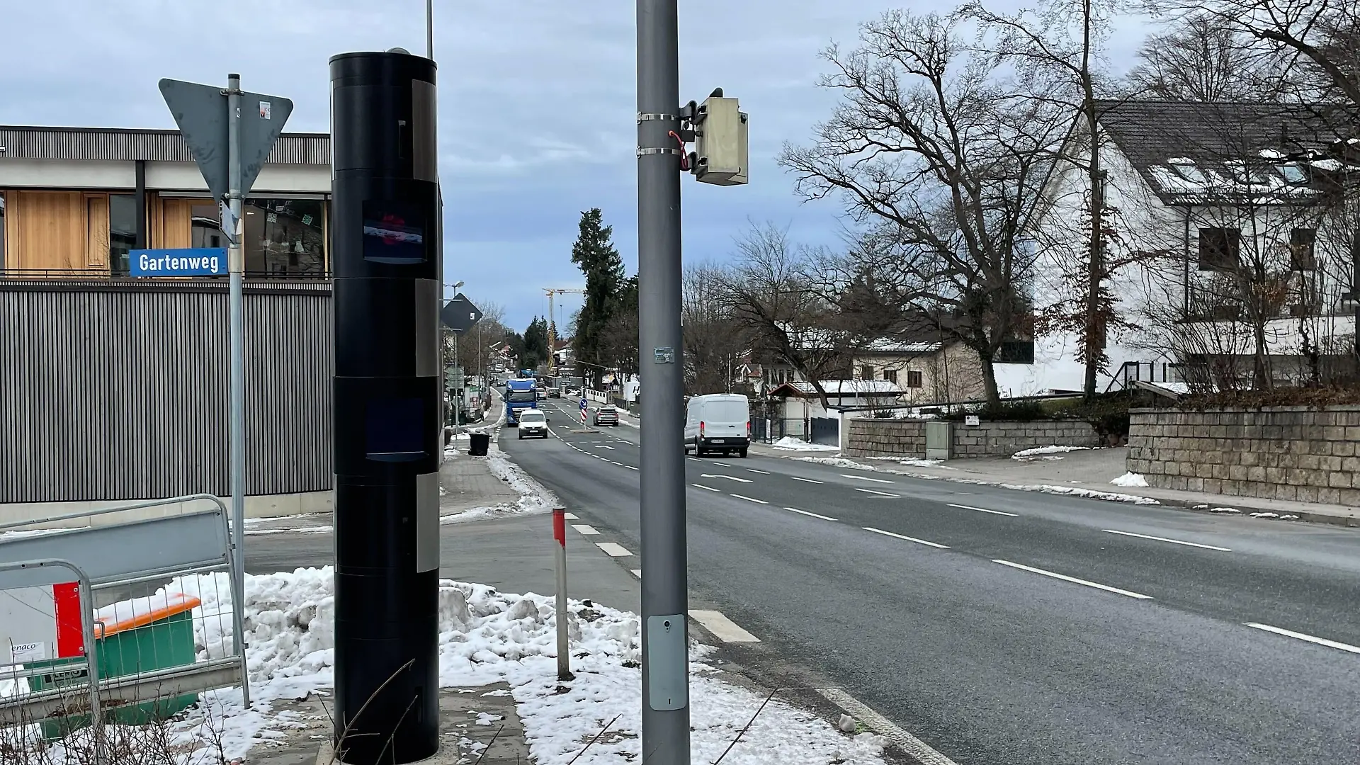 Eine Straße mit einem Blitzer.