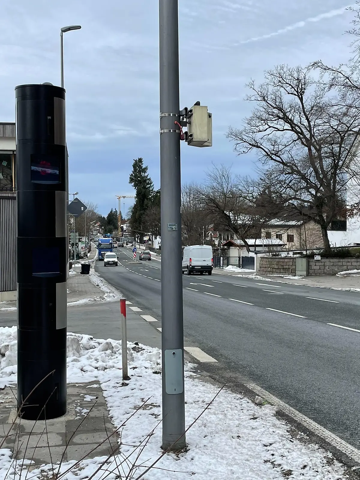 Eine Straße mit einem Blitzer.