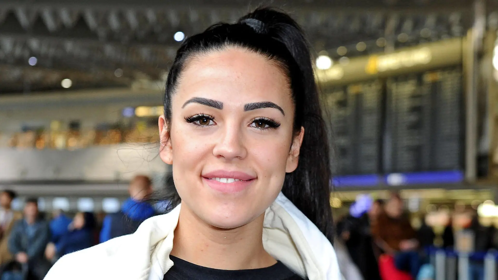  Entertainment Bilder des Tages RTL - Dschungelcamp 2020. Elena Miras anläßlich der Abreise der Kandidaten der RTL - Sendung Ich bin ein Star - holt mich hier raus zum Dschungel-Camp 2020 am 06.01.2020 auf dem Flughafen Frankfurt / Main. 20200106MWI14112 *** RTL Jungle Camp 2020 Elena Miras on the occasion of the departure of the candidates of the RTL show Ich bin ein Starholt mich hier rausholt mich zum Jungle Camp 2020 on 06 01 2020 at Frankfurt Airport 20200106MWI14112