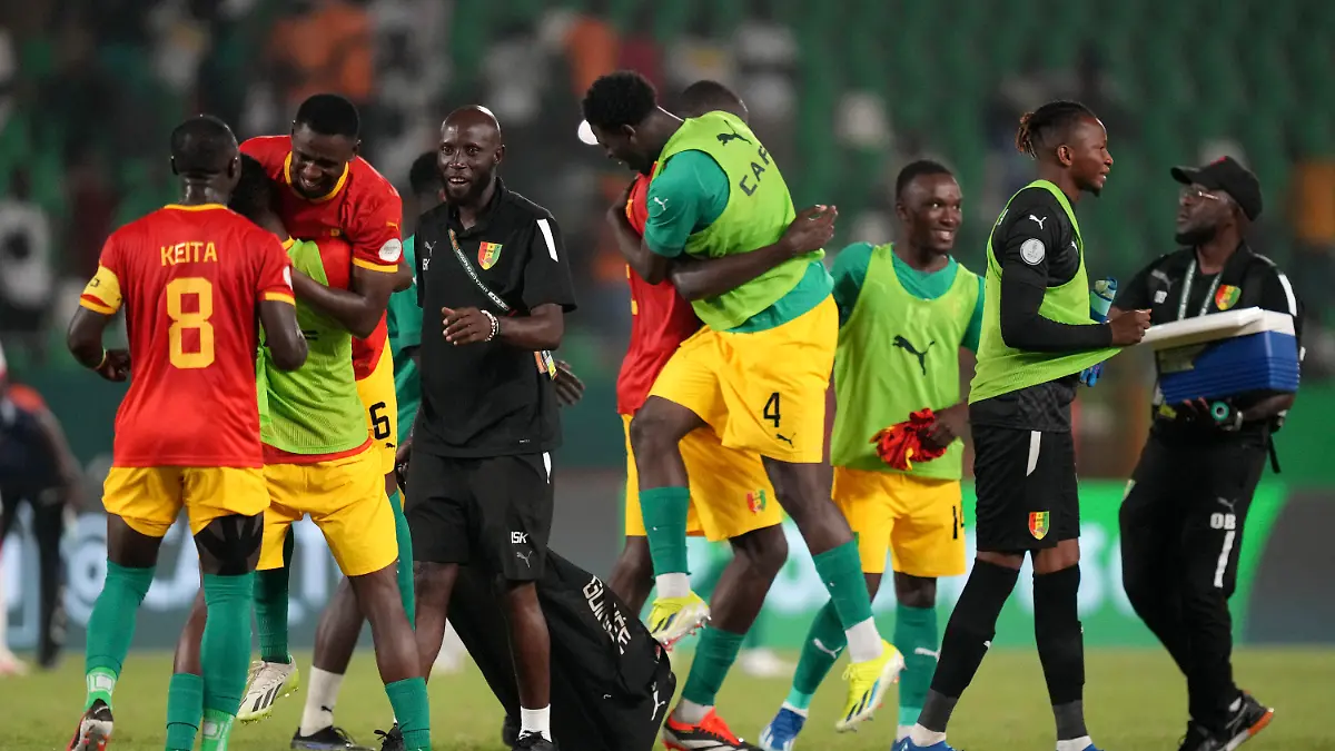 19.01.2024, Elfenbeinküste, Yamoussoukro: Fußball: Afrika-Cup, Guinea - Gambia, Vorrunde, Gruppe C, 2. Spieltag. Guineas Spieler feiern nach dem Match. Foto: Sunday Alamba/AP +++ dpa-Bildfunk +++