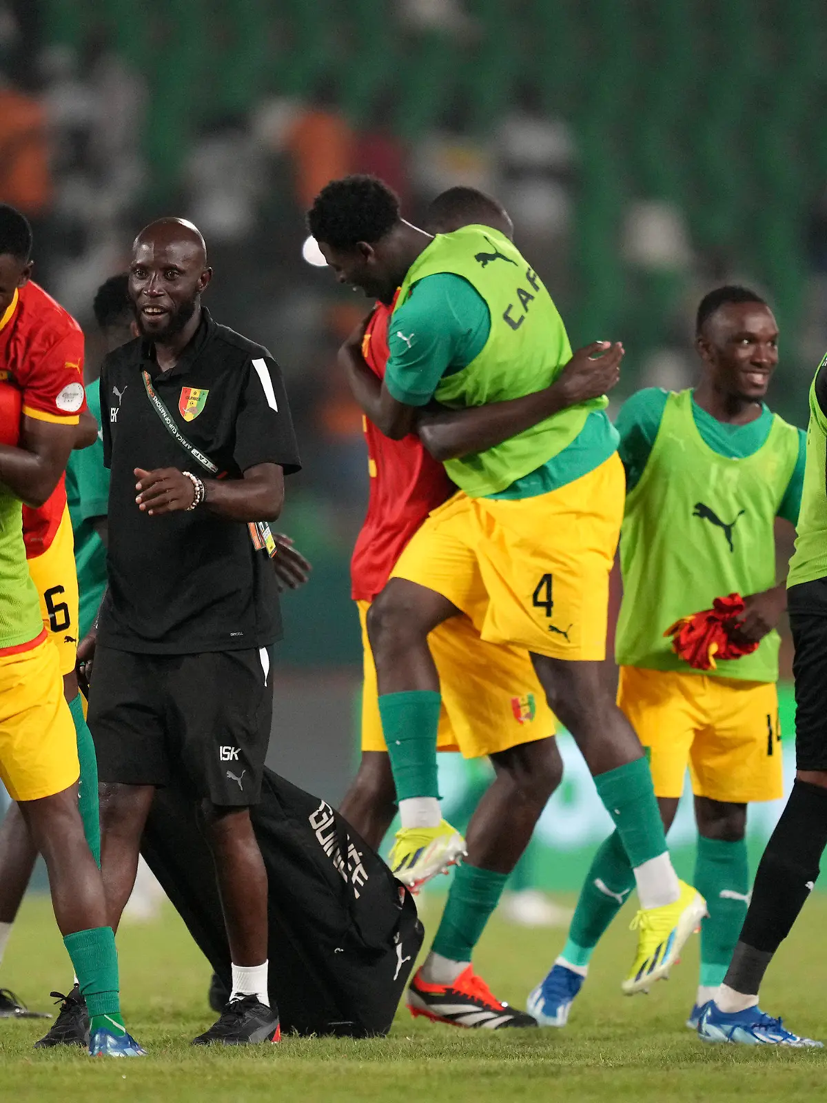 19.01.2024, Elfenbeinküste, Yamoussoukro: Fußball: Afrika-Cup, Guinea - Gambia, Vorrunde, Gruppe C, 2. Spieltag. Guineas Spieler feiern nach dem Match. Foto: Sunday Alamba/AP +++ dpa-Bildfunk +++