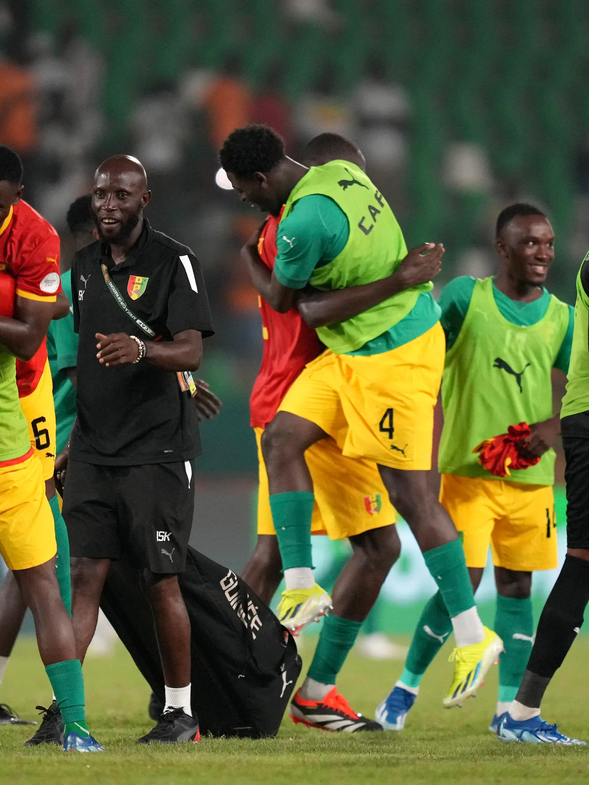 19.01.2024, Elfenbeinküste, Yamoussoukro: Fußball: Afrika-Cup, Guinea - Gambia, Vorrunde, Gruppe C, 2. Spieltag. Guineas Spieler feiern nach dem Match. Foto: Sunday Alamba/AP +++ dpa-Bildfunk +++