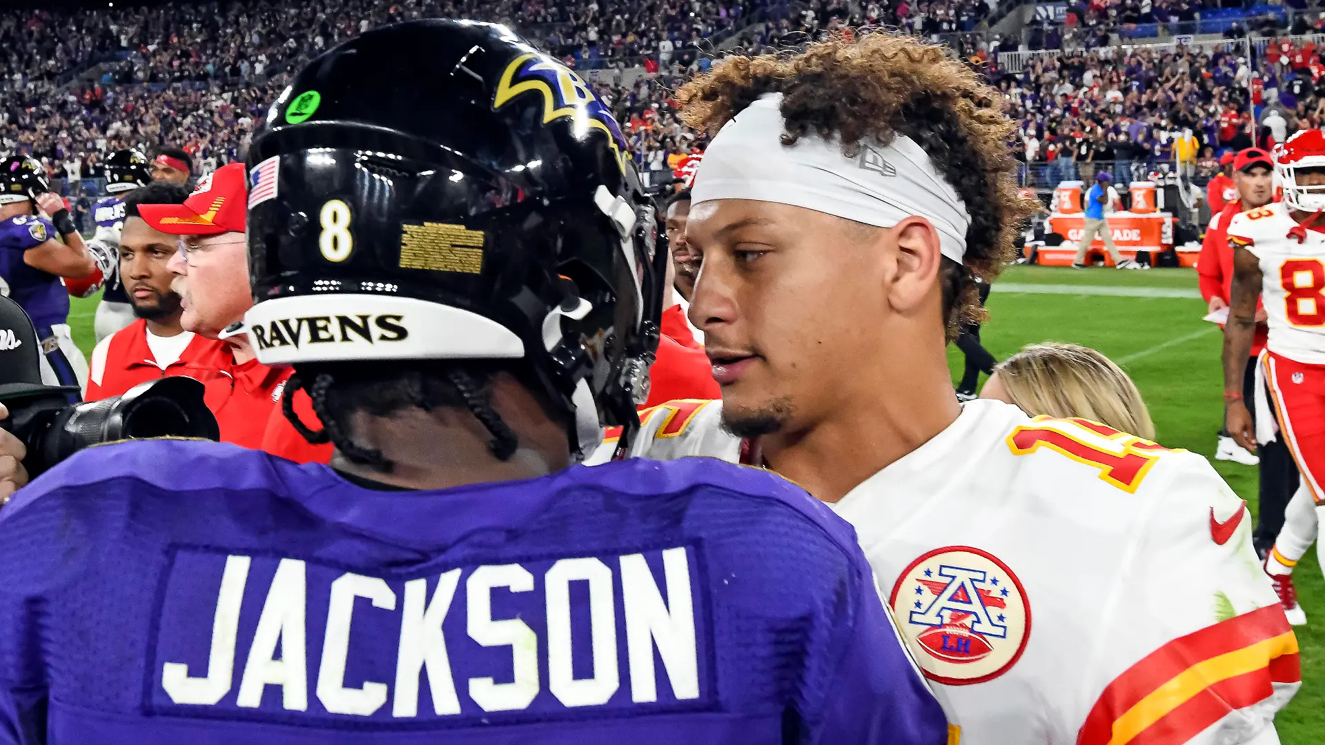 BALTIMORE, MD - SEPTEMBER 19: Kansas City Chiefs quarterback Patrick Mahomes 15 congratulates Baltimore Ravens quarterback Lamar Jackson 8 following the Kansas City Chiefs game versus the Baltimore Ravens on September 19, 2021 at M&T Bank Stadium in Baltimore, MD. Photo by Mark Goldman/Icon Sportswire NFL, American Football Herren, USA SEP 19 Chiefs at Ravens Icon74921091928