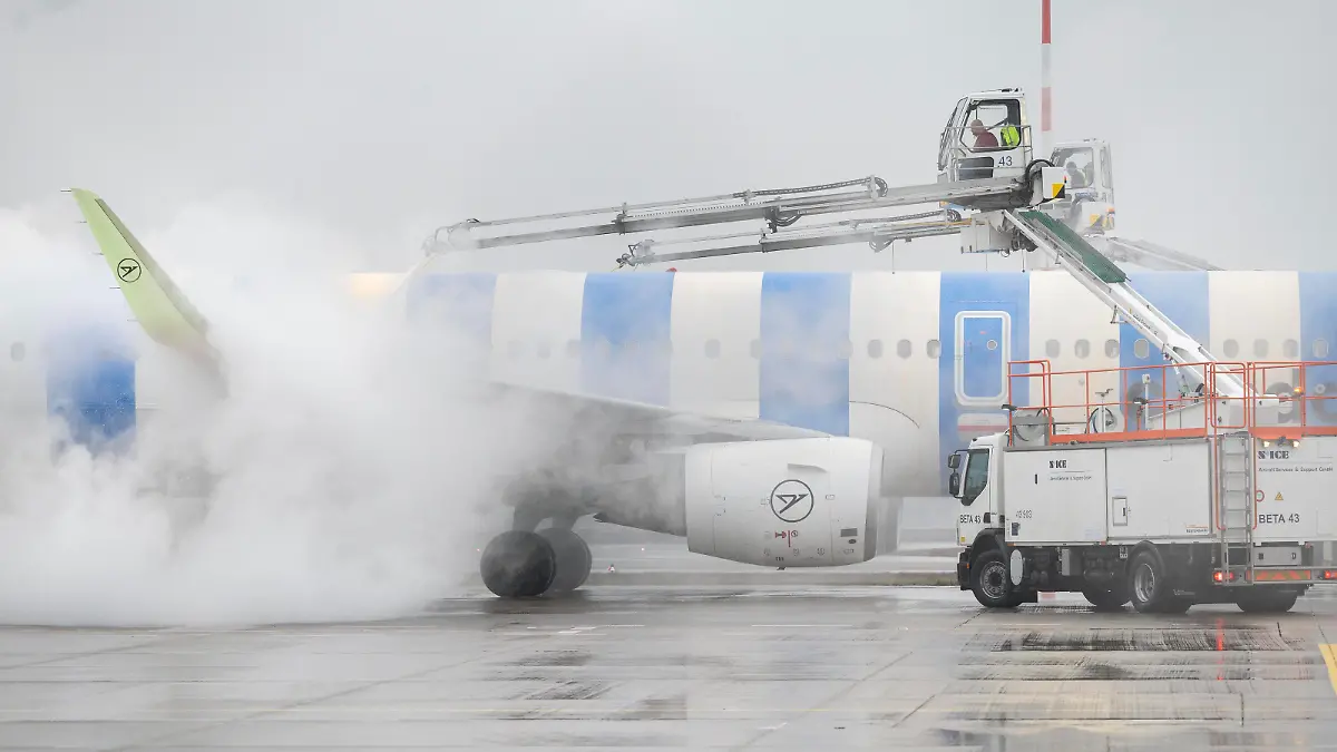 News Bilder des Tages Wetter Flughafen Frankfurt 17.01.2024 Frankfurt Kälte und Wetterwarnung am Frankfurter Flughafen Fraport. Auf dem Vorfeld werden Flugzeuge vor dem Start enteist. Enteisung einer Maschine der Fluggesellschaft Condor. Frankfurt Frankfurt Hessen Germany *** Weather Frankfurt Airport 17 01 2024 Frankfurt Cold and weather warning at Frankfurt Airport Fraport Aircraft are de-iced on the apron before take-off De-icing of a Condor airline aircraft Frankfurt Frankfurt Hessen Germany