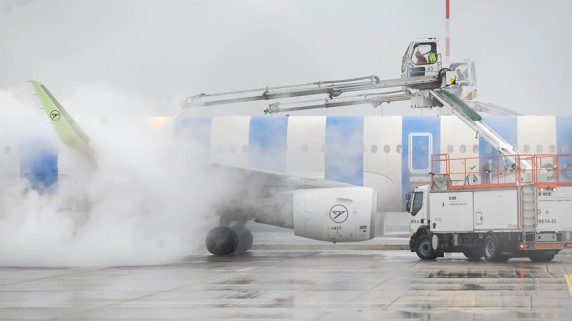 News Bilder des Tages Wetter Flughafen Frankfurt 17.01.2024 Frankfurt Kälte und Wetterwarnung am Frankfurter Flughafen Fraport. Auf dem Vorfeld werden Flugzeuge vor dem Start enteist. Enteisung einer Maschine der Fluggesellschaft Condor. Frankfurt Frankfurt Hessen Germany *** Weather Frankfurt Airport 17 01 2024 Frankfurt Cold and weather warning at Frankfurt Airport Fraport Aircraft are de-iced on the apron before take-off De-icing of a Condor airline aircraft Frankfurt Frankfurt Hessen Germany