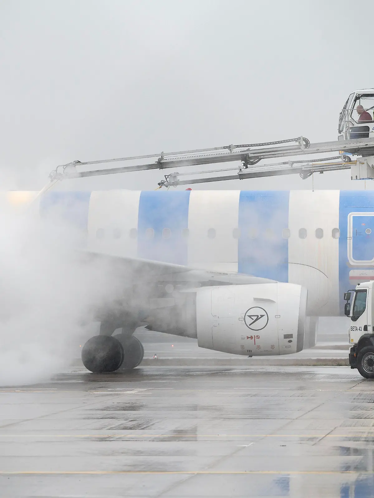News Bilder des Tages Wetter Flughafen Frankfurt 17.01.2024 Frankfurt Kälte und Wetterwarnung am Frankfurter Flughafen Fraport. Auf dem Vorfeld werden Flugzeuge vor dem Start enteist. Enteisung einer Maschine der Fluggesellschaft Condor. Frankfurt Frankfurt Hessen Germany *** Weather Frankfurt Airport 17 01 2024 Frankfurt Cold and weather warning at Frankfurt Airport Fraport Aircraft are de-iced on the apron before take-off De-icing of a Condor airline aircraft Frankfurt Frankfurt Hessen Germany