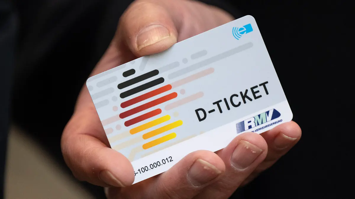 ARCHIV - 03.04.2023, Hessen, Frankfurt/Main: Ein «D-Ticket» im Chipkartenformat wird anlässlich des Verkaufsstarts des Deutschlandtickets im Frankfurter Hauptbahnhof auf einem Pressetermin gezeigt. (zu dpa «Deutschland-Ticket führt zu deutlichen Erhöhungen der Fahrgastzahlen») Foto: Boris Roessler/dpa +++ dpa-Bildfunk +++