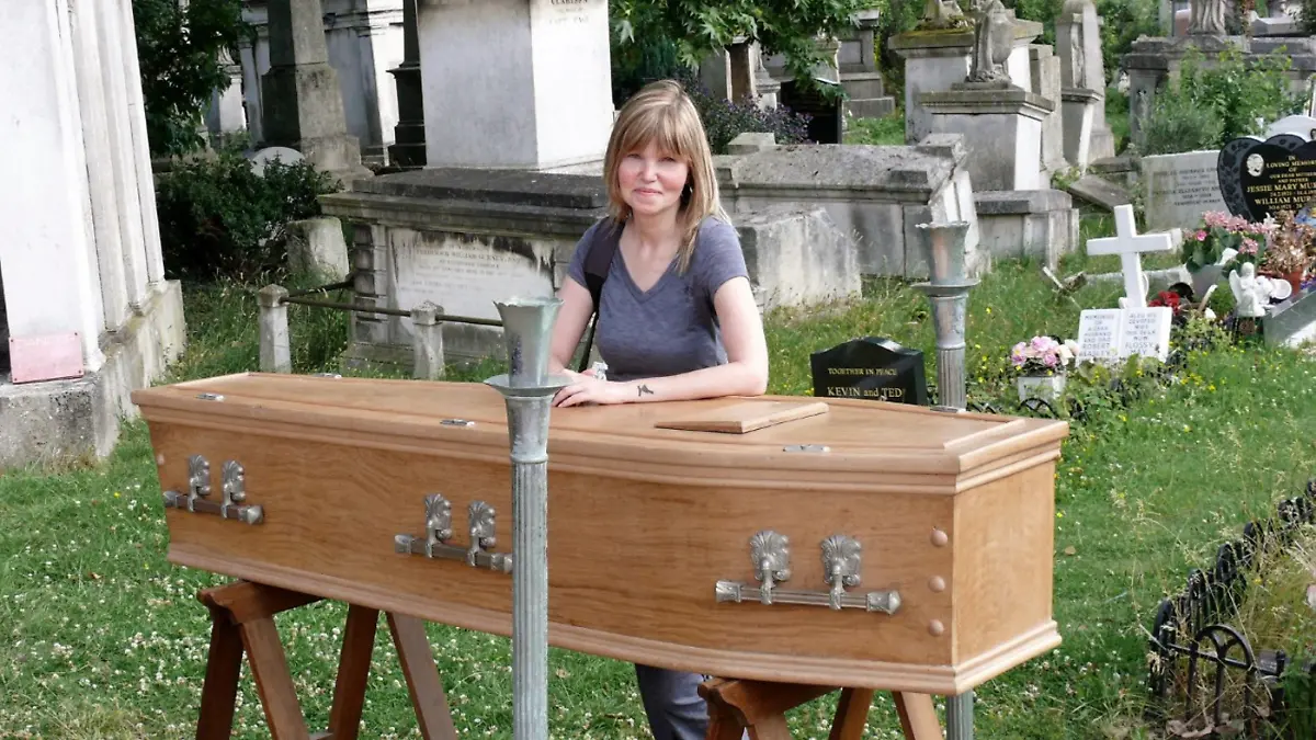 SONDERKONDITIONEN: Satzpreis!
Pictured Jeane at cemeteries. Meet the 'funeral crasher' fascinated with death and cemeteries - who has attended send offs for 200 strangers. See SWNS story SWFTfuneral. 
Meet the 'funeral crasher' fascinated with death and cemeteries - who has attended send offs for 200 strangers.
Jeane Trend-Hill, 55, has travelled around the world visiting cemeteries and began attending funerals after accidentally crashing one when she walked into a church when a service was going on in 2012.
After being a regular visitor to graves, cemetery workers at her local haunt started to contact Jeane when the deceased didn?t have any family or friends - to see if she could attend a funeral.
Now people contact her to ask her to join to make sure no one is cremated or buried alone. Jeane also spends hours photographing and tidying graves.
Jeane, an actress, photographer and artist, from Islington, London, said: ?I'm proud to be that person that goes to strangers funerals when there is no one else who can attend.
"I?ve always been fascinated with death since I was a child.
?We would go to cemeteries, and I?d walk around looking at all the graves.
?They are like outdoor art galleries.
?I accidentally walked in on a funeral at a church but raised as a Catholic I knew not to leave once there.
?Even though I didn?t know the person I was deeply moved.
?When cemetery workers started to invite me to services for veterans who had no one else to pay their respects I obliged and went along.
?I realised that everyone has a story to tell, everyone has lived a life and should have someone around to remember them when they die.?
Jeane lost her father, Joe, 56, when she was just 14 and her mother, Mary, 57, when she was just 20, and began to feel at home in cemeteries and crematoriums.
She would spend hours sketching and photographing London?s sprawling Victorian cemeteries and has visited graves all over the world like Paris and Venice.
?The first thing I do when I get somewhere is see where the closest crematory is,? she said.
?I did a PhD in mortuary science and became a cemetery historian.?
Jeane began attending funerals after she accidentally stumbled into one in 2012.
?I walked into this pretty church and realised a service was on,? she said.
?I was raised as a Catholic and told that it?s then bad to then leave, so I stayed and sat at the back.
?It was a complete stranger, but I was moved.
?Shortly after a cemetery worker reached out and asked if I?d attend a funeral for a veteran.
?Now I?ve attended nearly 200 funerals for people I don't actually know - although I have lost count of the exact amount.?
People reach out to Jean on Facebook to ask her to go along to send offs.
?No one should ever be cremated or buried alone,? Jeane said.
?If I?m asked and I can go I will.?
Jeane is still passionate for caring for graves and has even restored the plaque for British architect Arthur Beresford Pite and unveiled it in Victorian mourning dress.
Her family even joke and call her a 'rent a mourner'
"It's a name they gave me and it's a bit fun," she said.
"Of course I'd never actually make anyone pay for my attendance at a funeral.
?I?ll wear mourning dress to funerals if people ask me to.
?Death has never worried me.
?I hope I can make death feel less scary for people.
?It?s my way of giving something back.? / action press