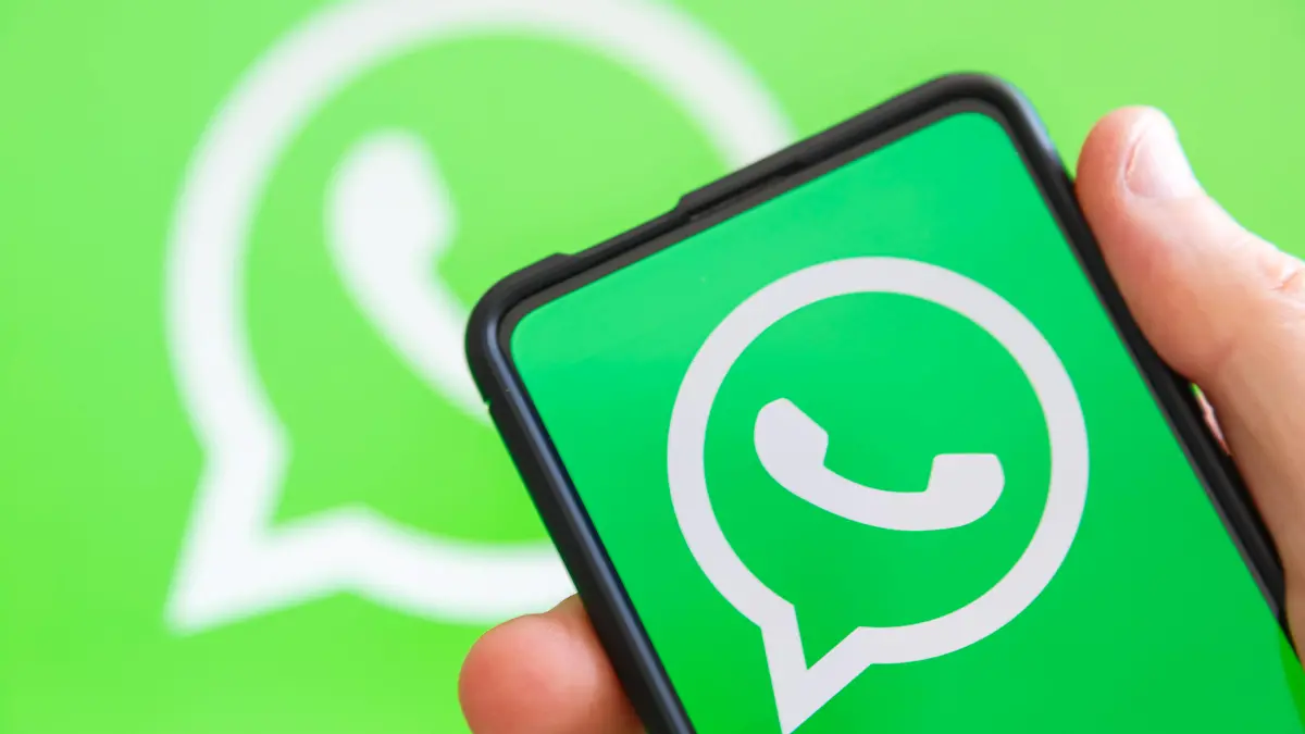 Hand hält Handy mit WhatsApp Logo Messenger App Computer Bildschirm Stuttgart, Deutschland - 20. Juli 2023: Hand hält Handy mit WhatsApp Logo Messenger App Computer Bildschirm in Stuttgart, Deutschland. *** hand holding cell phone with WhatsApp logo messenger app computer screen Stuttgart, Germany 20 July 2023 hand holding cell phone with WhatsApp logo messenger app computer screen in Stuttgart, Germany