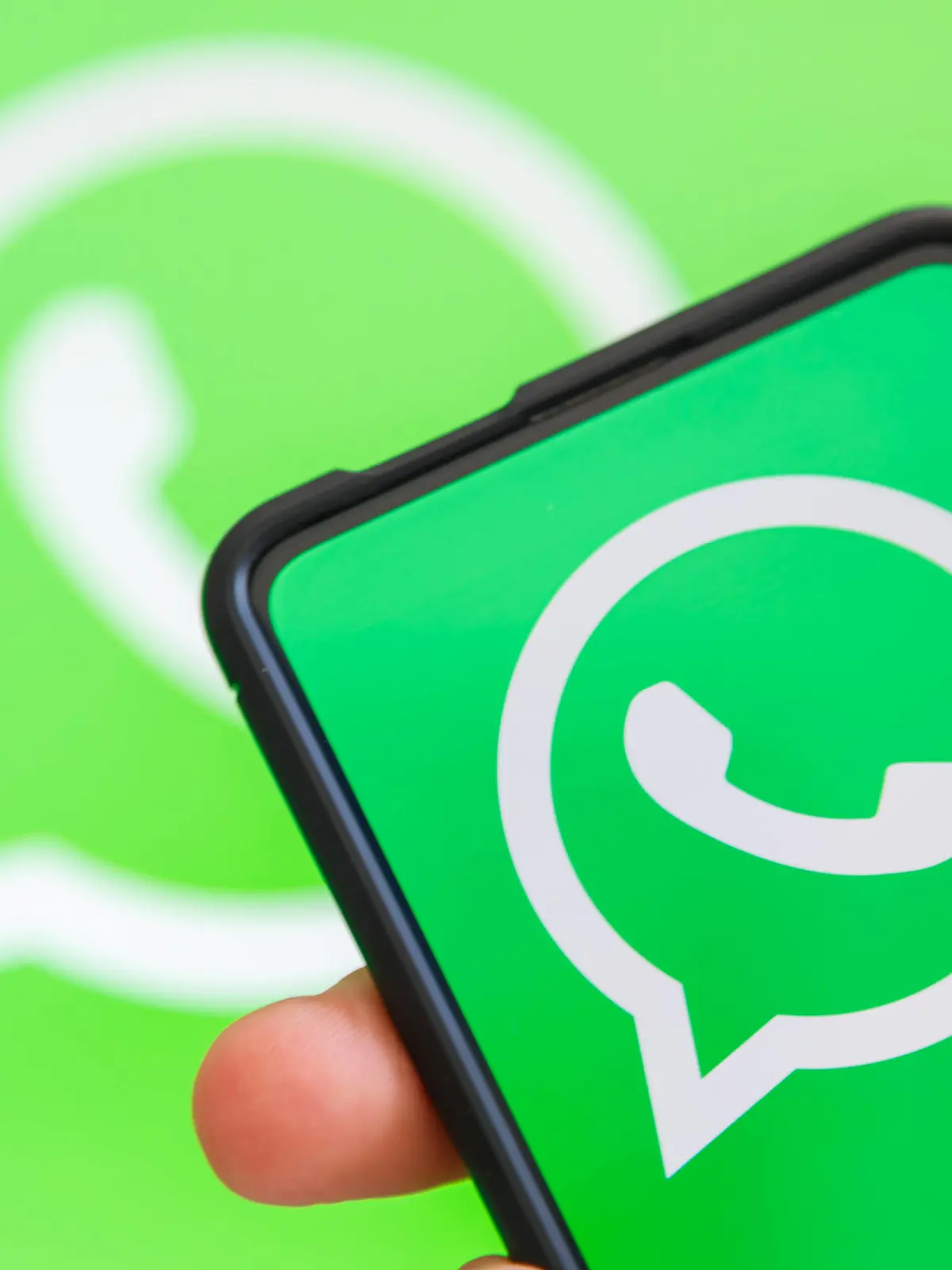 Hand hält Handy mit WhatsApp Logo Messenger App Computer Bildschirm Stuttgart, Deutschland - 20. Juli 2023: Hand hält Handy mit WhatsApp Logo Messenger App Computer Bildschirm in Stuttgart, Deutschland. *** hand holding cell phone with WhatsApp logo messenger app computer screen Stuttgart, Germany 20 July 2023 hand holding cell phone with WhatsApp logo messenger app computer screen in Stuttgart, Germany