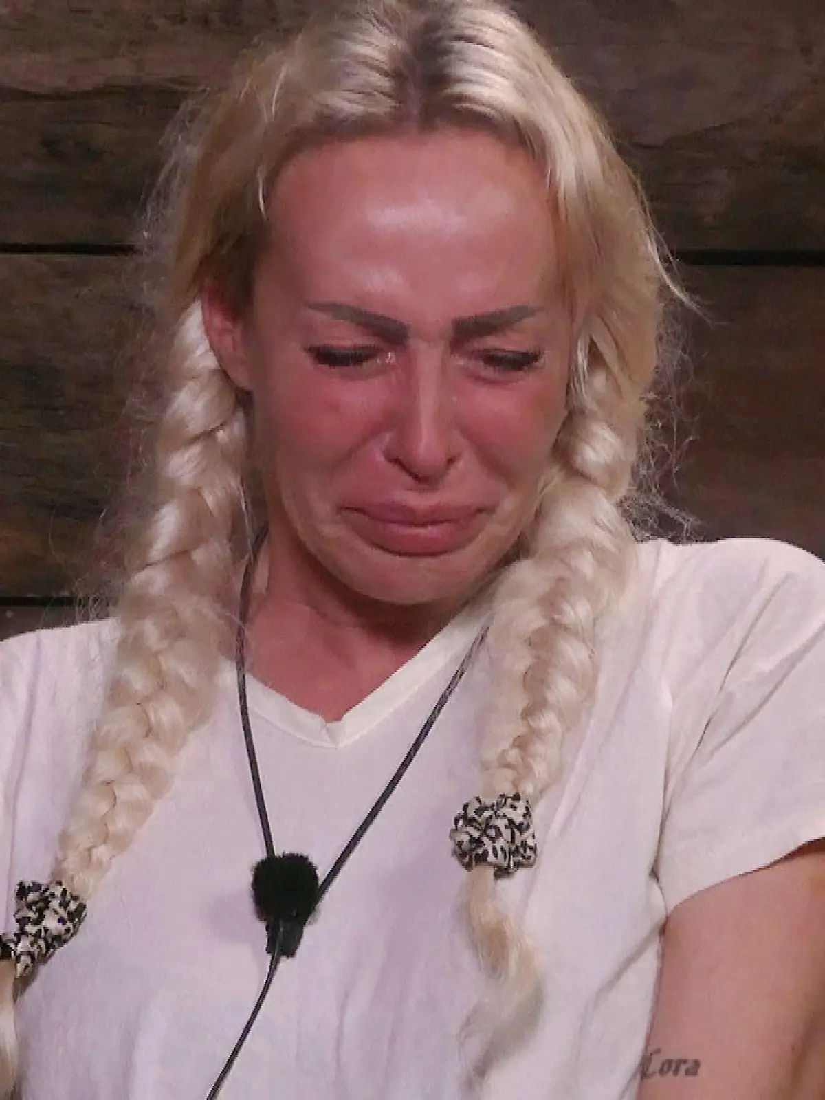 ACHTUNG: SPERRFRIST FÜR ALLE MEDIEN BIS ZUM SHOWENDE, MONTAG, 22.01.2024, 24:00 UHR !!! Tag 4 im Camp. Cora Schumacher im Dschungeltelefon:  "Ich bin von mir am meisten enttäuscht. Dass mir so eine Covid-Infektion in den Weg kommt. Es ist jetzt ein Punkt erreicht, an dem ich mir eingestehen muss, dass die Gesundheit an erster Stelle steht und mein Traum hier gerade an dieser Stelle platzt." Und dann sagt sie den alles entscheidenden Satz: "Ich bin ein Star - Holt mich hier raus!"

+++ Die Verwendung des sendungsbezogenen Materials ist nur mit dem Hinweis und Verlinkung auf RTL+ gestattet. +++