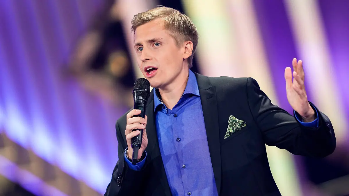 Till Reiners auf der Buehne bei der Preisverleihung fuer die Kategorie Beste Comedy/ Late Night beim Deutschen Fernsehpreis 2022 in den MMC Studios in Köln / 140922