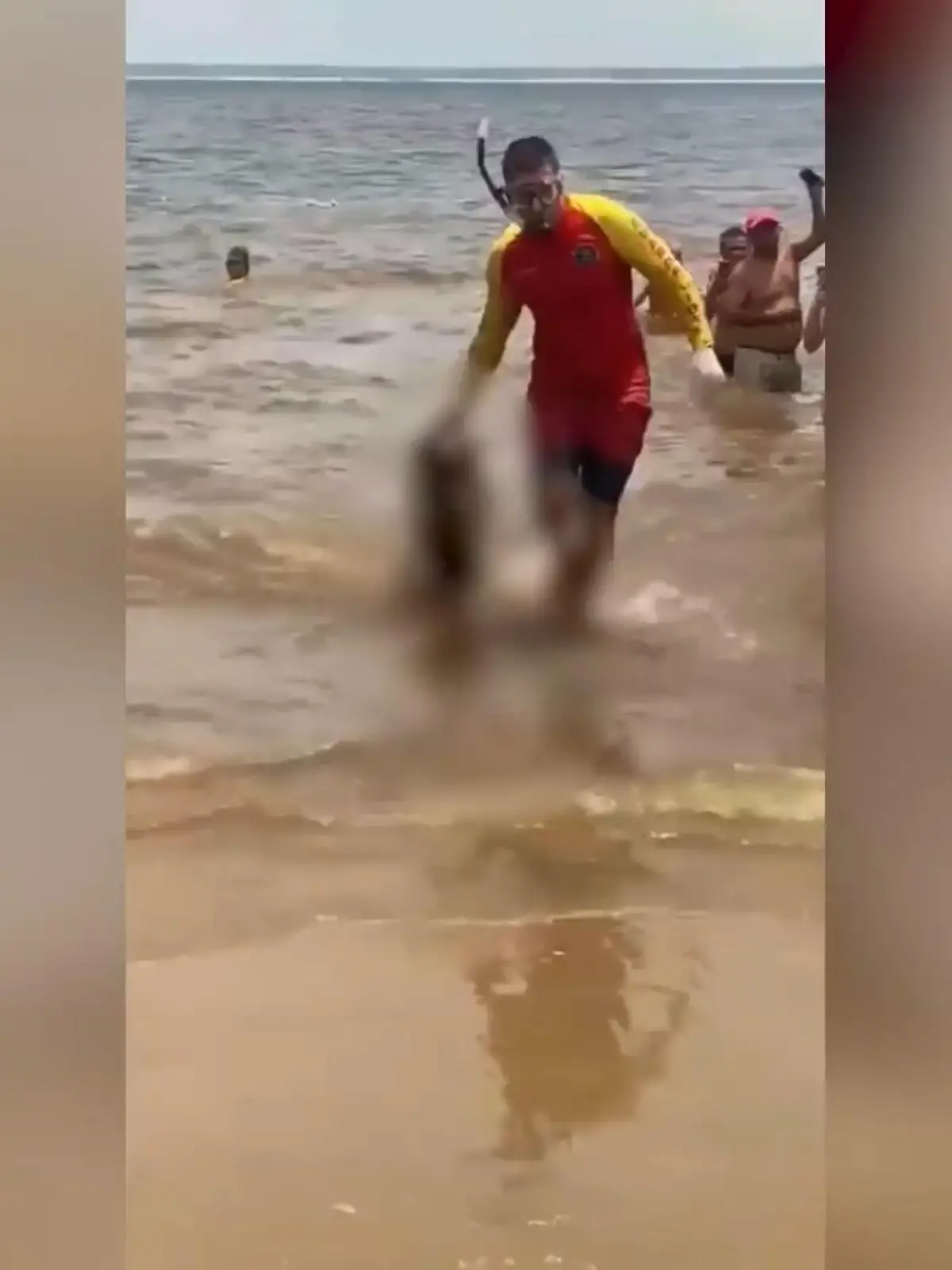 Rettungsschwimmer haben im brasilianischen Manaus ein Skelett aus dem Wasser gezogen. Ein Mann war beim Baden auf das Skelett getreten. Was dahinter steckt, erfahren Sie im Video.