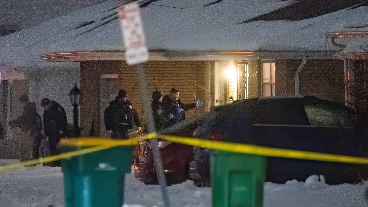 22.01.2024, USA, Joliet: Die Polizei arbeitet an einem Tatort. Die Polizei im US-Bundesstaat Illinois fahndet nach einem Verdächtigen, der für den Tod von bis zu acht Menschen verantwortlich sein könnte. Foto: Tyler Pasciak LaRiviere/Chicago Sun-Times/AP/dpa - ACHTUNG: Nur zur redaktionellen Verwendung und nur mit vollständiger Nennung des vorstehenden Credits +++ dpa-Bildfunk +++