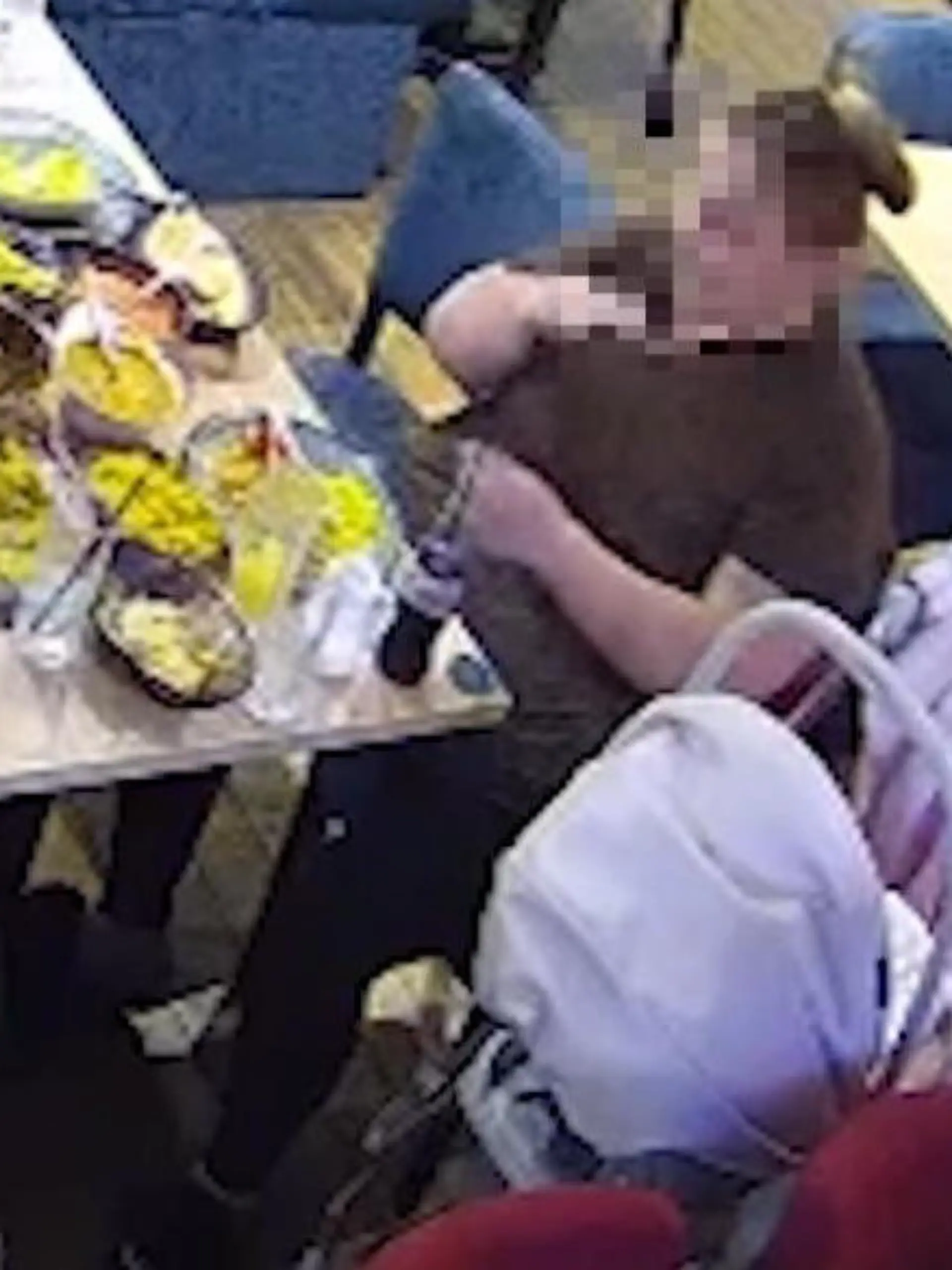 Ins Restaurant gehen, sich bedienen lassen, ausgiebig schlemmen – aber keine Lust die Rechnung zu bezahlen? Diese Frau aus England hatte genau diesen Plan und bereitete sich entsprechend vor. Während des Essens zauberte sie ein Stück Plastik aus ihrem BH und platzierte dieses in ihrem Essen.