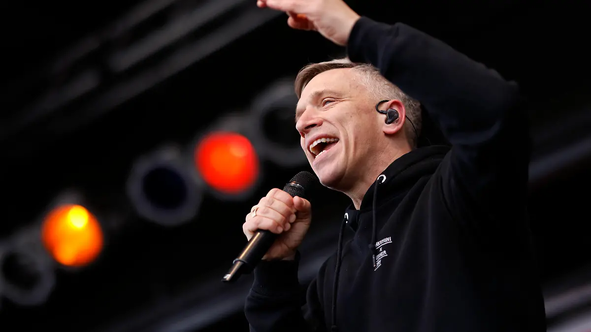 Sänger Bastian Campmann von der Band Kasalla bei einer Demonstration des Bündnisses Köln stellt sich quer gegen Rechts in Köln. Am Sonntag gingen in Köln laut Veranstalter etwa 70.000 Menschen unter dem Motto Demokratie schützen, AfD bekämpfen in die Deutzer Werft, um bei einer Kundgebung ein Zeichen gegen Rechtsextremismus und die Partei Alternative für Deutschland AfD zu setzen. Köln, 21.01.2024 NRW Deutschland *** Singer Bastian Campmann from the band Kasalla at a demonstration organized by the alliance Köln stellt sich quer gegen Rechts in Cologne According to the organizers, around 70,000 people went to the Deutzer Werft in Cologne on Sunday under the slogan Protect democracy, fight the AfD to take a stand against righ Copyright: xChristophxHardtx
