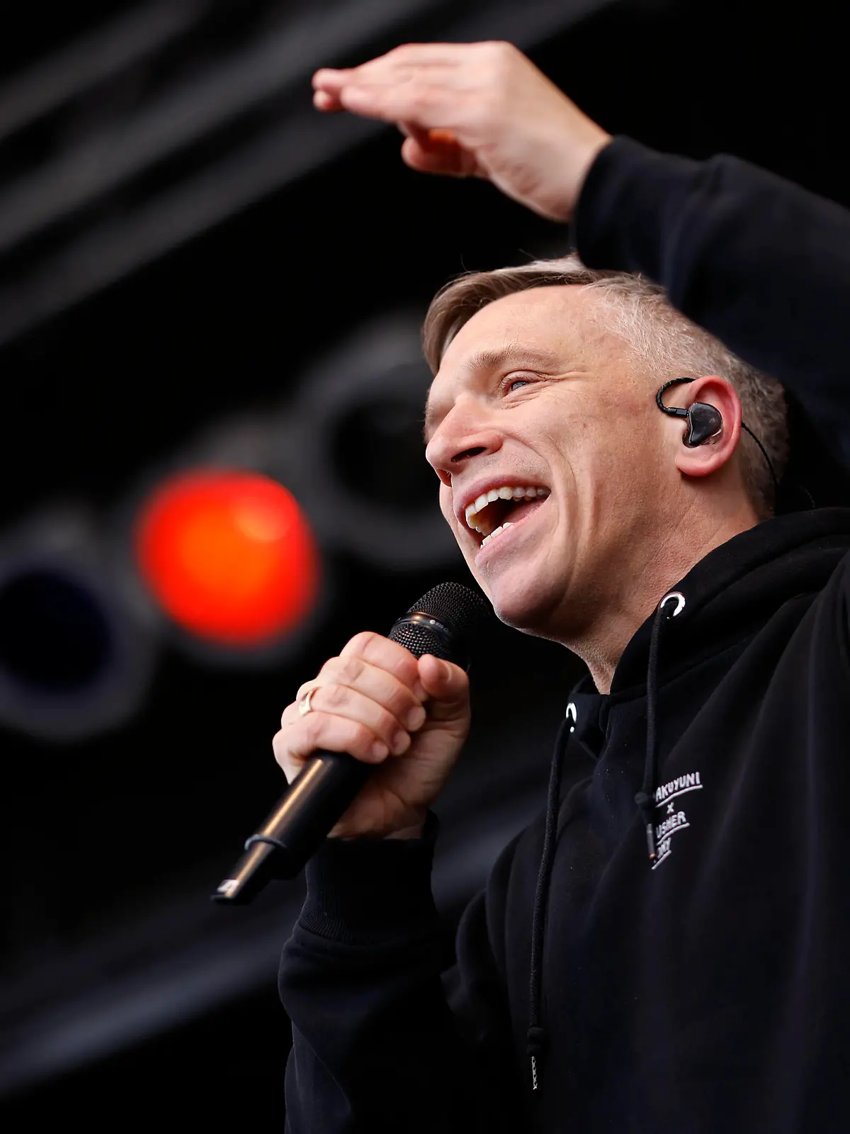 Sänger Bastian Campmann von der Band Kasalla bei einer Demonstration des Bündnisses Köln stellt sich quer gegen Rechts in Köln. Am Sonntag gingen in Köln laut Veranstalter etwa 70.000 Menschen unter dem Motto Demokratie schützen, AfD bekämpfen in die Deutzer Werft, um bei einer Kundgebung ein Zeichen gegen Rechtsextremismus und die Partei Alternative für Deutschland AfD zu setzen. Köln, 21.01.2024 NRW Deutschland *** Singer Bastian Campmann from the band Kasalla at a demonstration organized by the alliance Köln stellt sich quer gegen Rechts in Cologne According to the organizers, around 70,000 people went to the Deutzer Werft in Cologne on Sunday under the slogan Protect democracy, fight the AfD to take a stand against righ Copyright: xChristophxHardtx