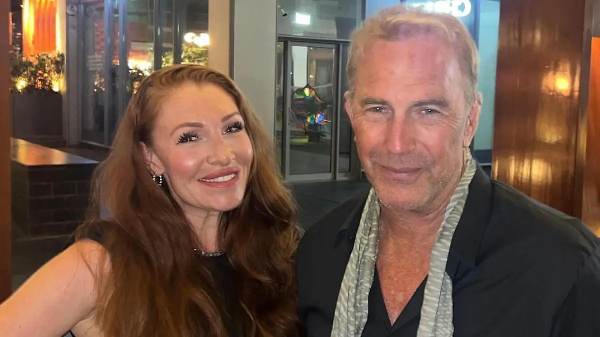 Hier wird Georgina Fleur zum aufgeregten Fan-Girl Da verschlägt's ihr beinahe den Atem!