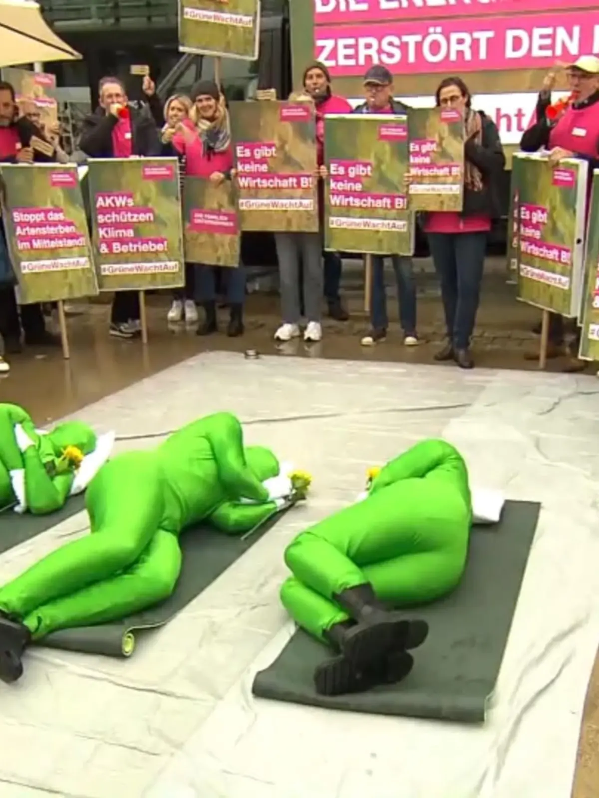 Bild zu: "Demo beim Parteitag die Grünen"