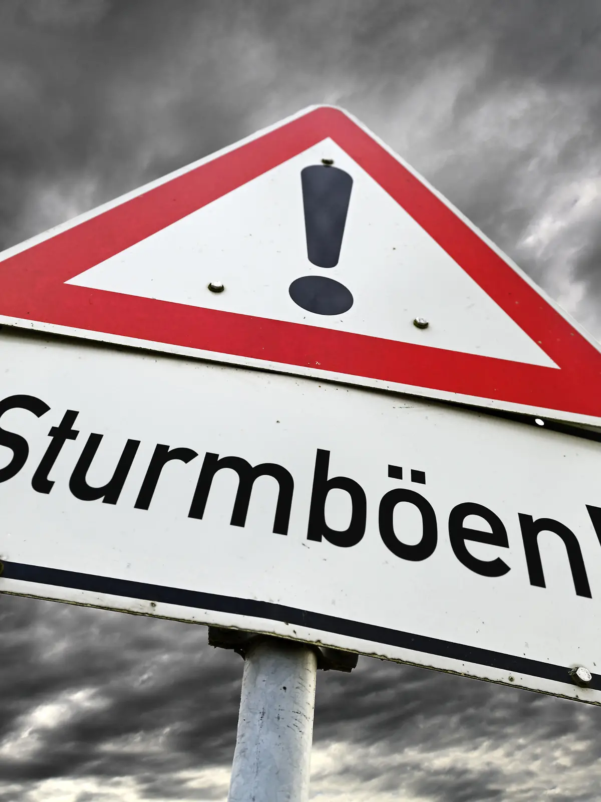 Gefahrenschild Sturmböen, Fotomontage