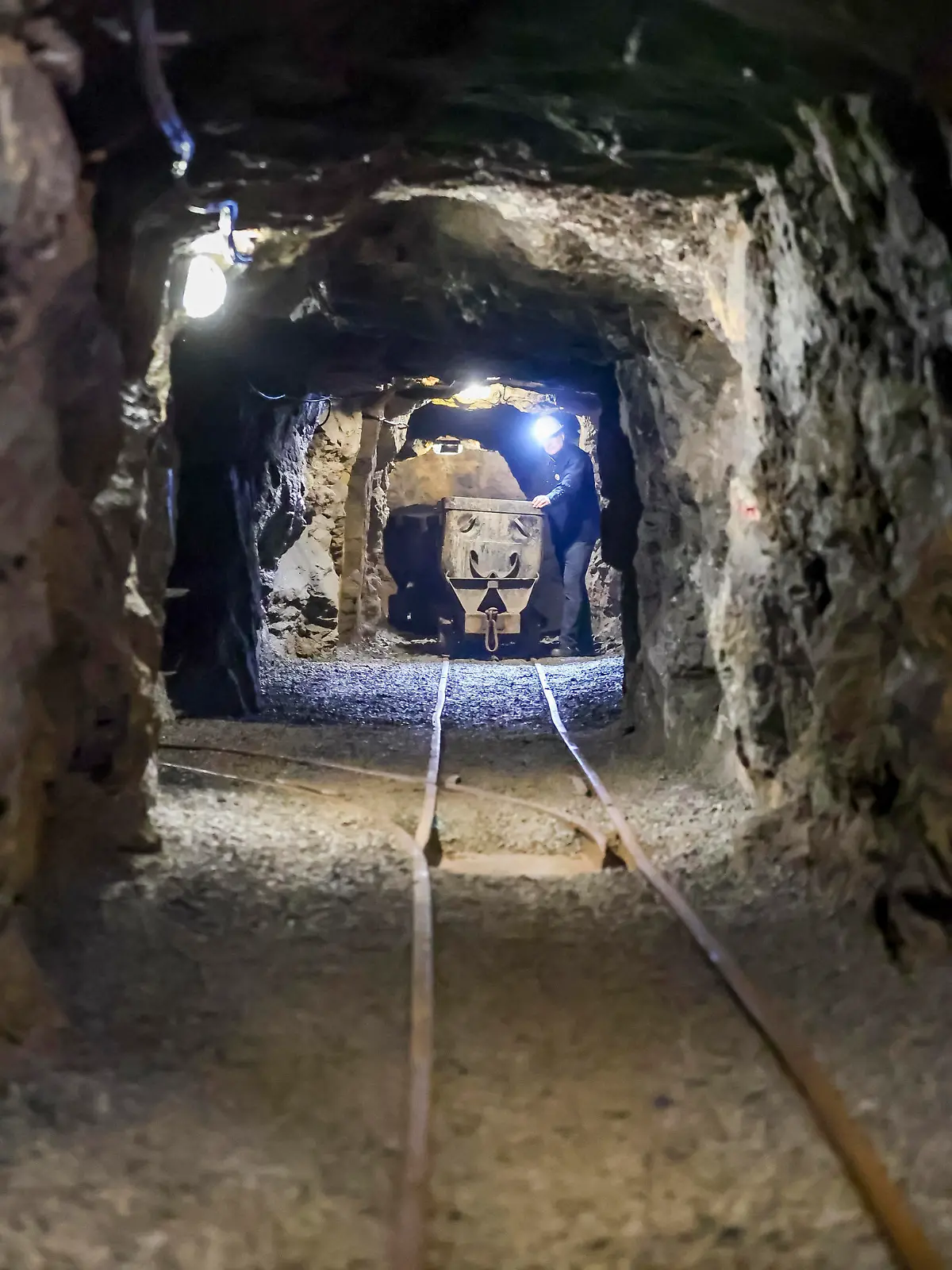 PRODUKTION - 22.09.2022, Sachsen, Annaberg-Buchholz: Marc Schwan (Vorstandsvorsitzender Verein Altbergbau "Markus-Röhling-Stolln") geht vor der Einweihung des neuen Rundweges durch das Besucherbergwerk. In 20-monatiger Bauzeit wurden durch die Neuauffahrung einer 35 Meter langen "Strecke" zwei alte Strecken zu einem Rundweg verbunden. Auf dem gut 800 Meter langen Rundgang in 600 Metern Tiefe kann der Besucher die erzgebirgischen Bergbauepochen eindrucksvoll kennenlernen. In der bedeutendste Grube im Annaberger Bergrevier wurden seit dem 16. Jahrhundert Silber und Kobalt, sowie von 1947 bis 1952 Uranerz gefördert. Foto: Jan Woitas/dpa +++ dpa-Bildfunk +++
