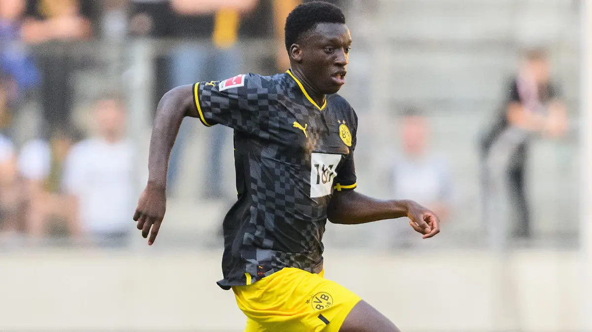 09.07.2022, Sachsen, Dresden: Fußball: Abdoulaye Kamara im Testspiel, SG Dynamo Dresden - Borussia Dortmund, im Rudolf-Harbig-Stadion. (zu dpa: «Medien: BVB-Nachwuchsspieler rassistisch beleidigt») (zu dpa: «Wohl erneut rassistischer Vorfall bei BVB-Jugendspiel») Foto: Robert Michael/dpa +++ dpa-Bildfunk +++