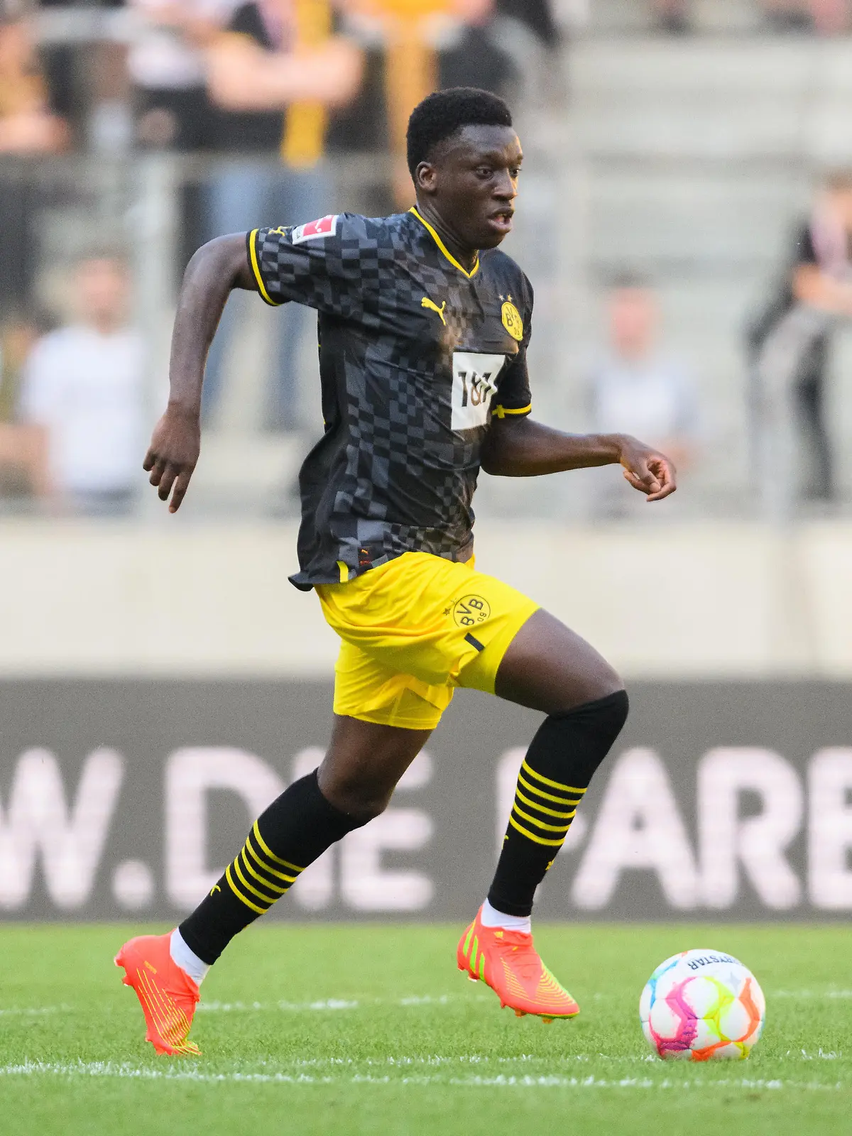09.07.2022, Sachsen, Dresden: Fußball: Abdoulaye Kamara im Testspiel, SG Dynamo Dresden - Borussia Dortmund, im Rudolf-Harbig-Stadion. (zu dpa: «Medien: BVB-Nachwuchsspieler rassistisch beleidigt») (zu dpa: «Wohl erneut rassistischer Vorfall bei BVB-Jugendspiel») Foto: Robert Michael/dpa +++ dpa-Bildfunk +++