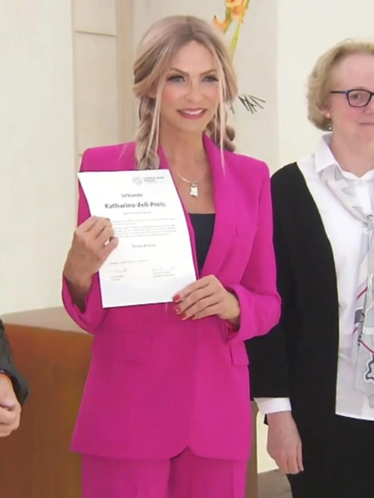 Der Moderatorin Sonya Kraus wurde vom Landesverband evangelische Frauen in Hessen und Nassau e. V. in Frankfurt der Katharina-Zell-Preis für ihren offenen Umgang mit ihrer Brustkrebserkrankung verliehen.