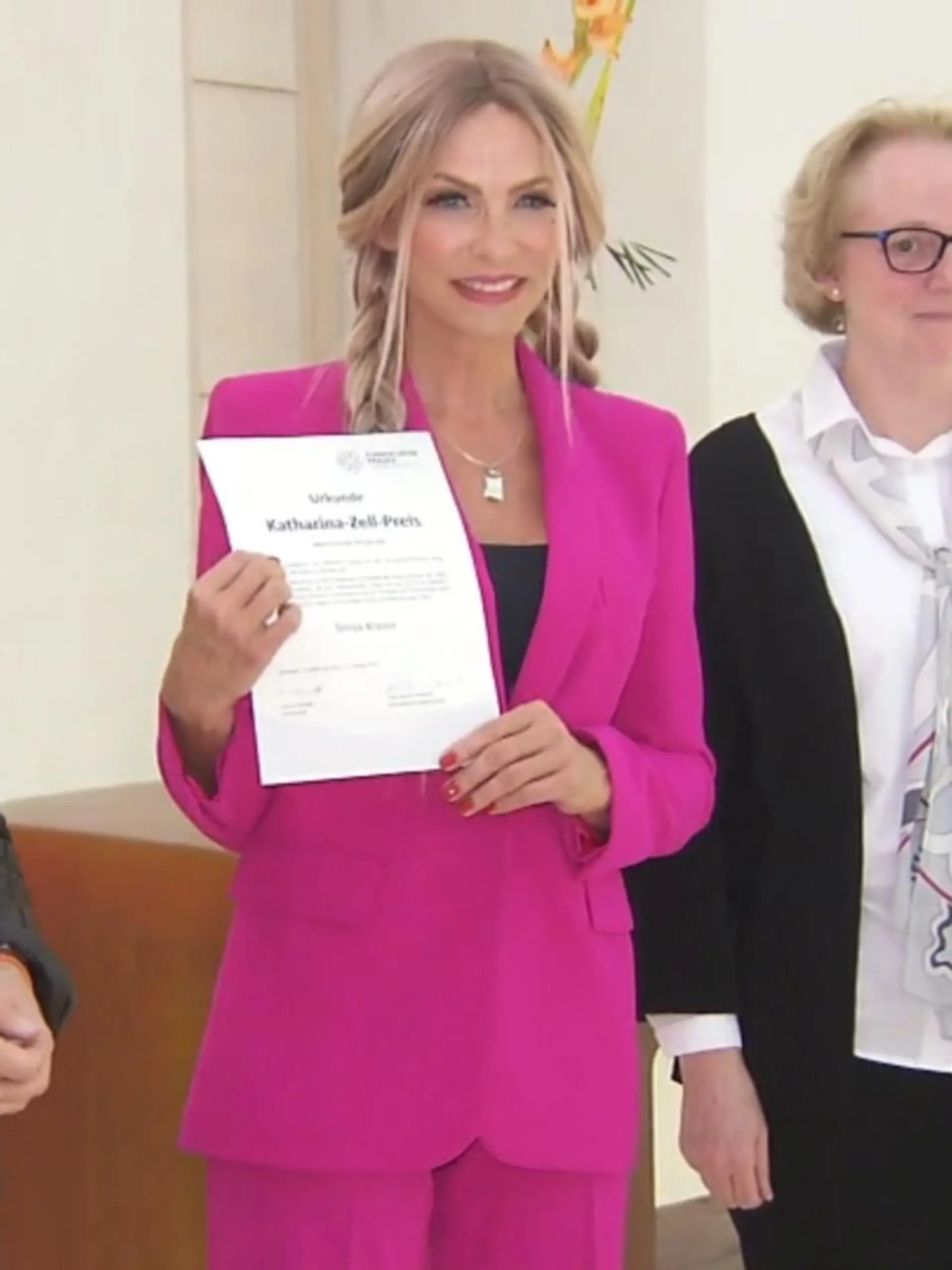 Der Moderatorin Sonya Kraus wurde vom Landesverband evangelische Frauen in Hessen und Nassau e. V. in Frankfurt der Katharina-Zell-Preis für ihren offenen Umgang mit ihrer Brustkrebserkrankung verliehen.