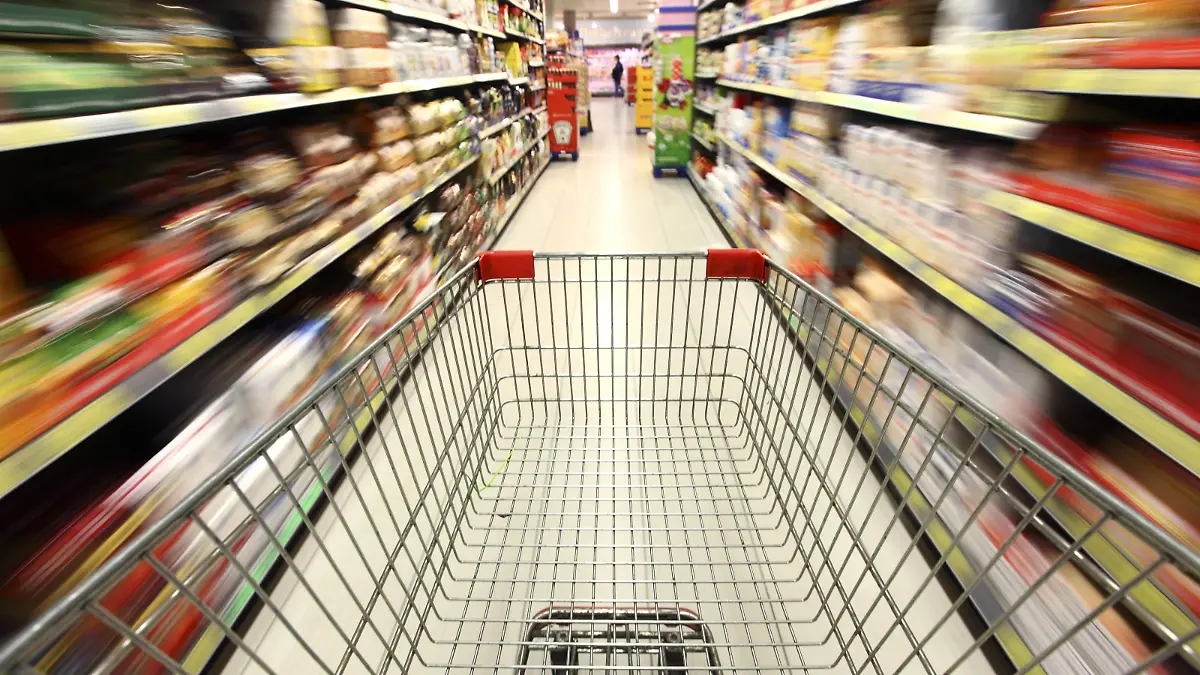 Symbolbilder Hamsterkauf Lebensmittelabteilung, leerer Einkaufswagen wird durch einen Gang mit diversen Lebensmittel Produkten geschoben. Grosser Supermarkt, Selbstbedienung. Deutschland, Europa.Deutschland, Europa.
Symbol Pictures Hamster purchase Food department empty Cart will through a Monitoring with diverse Food Products succession grand Supermarket Self-service Germany Europe Germany Europe