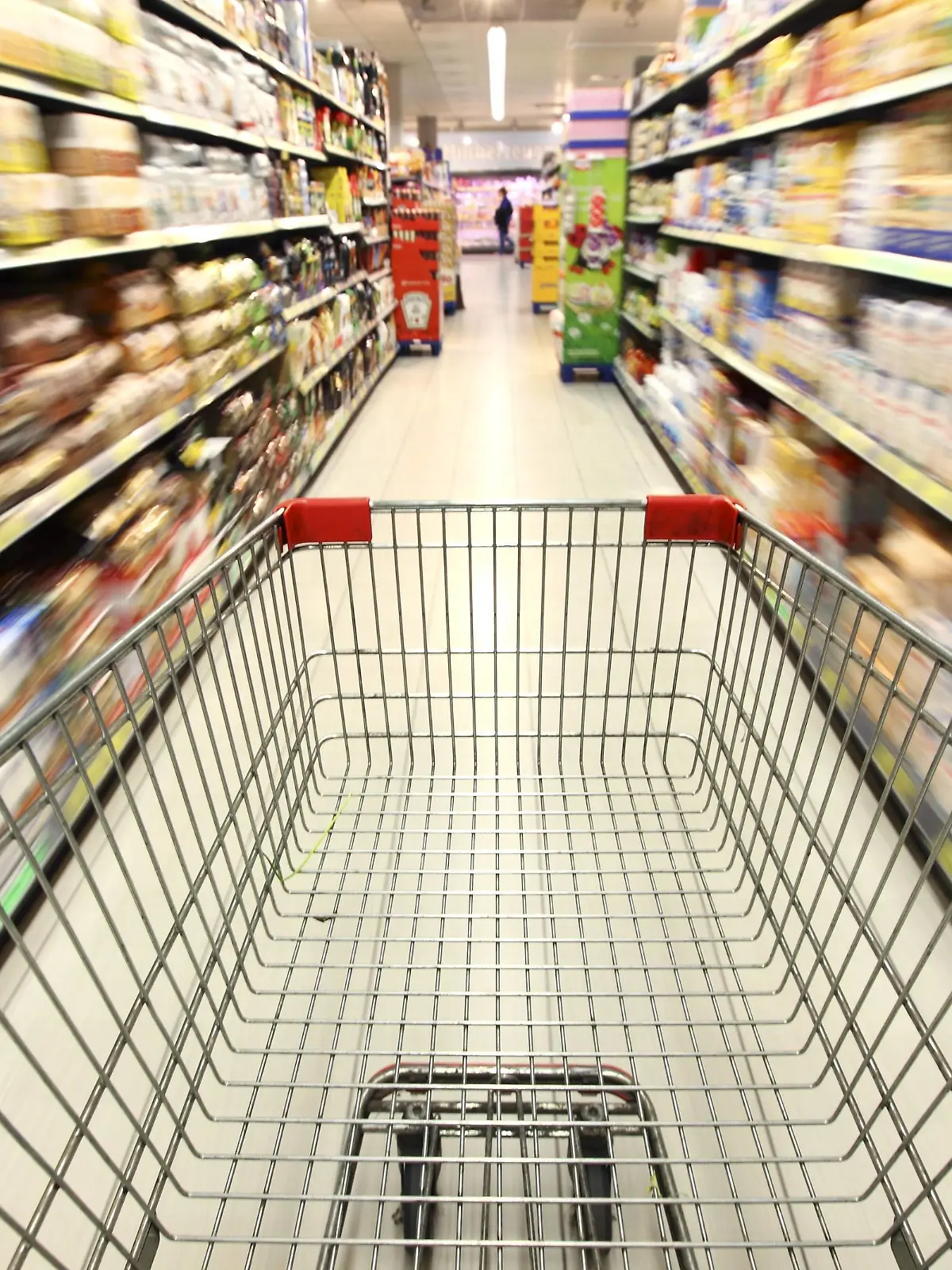 Symbolbilder Hamsterkauf Lebensmittelabteilung, leerer Einkaufswagen wird durch einen Gang mit diversen Lebensmittel Produkten geschoben. Grosser Supermarkt, Selbstbedienung. Deutschland, Europa.Deutschland, Europa.

Symbol Pictures Hamster purchase Food department empty Cart will through a Monitoring with diverse Food Products succession grand Supermarket Self-service Germany Europe Germany Europe  