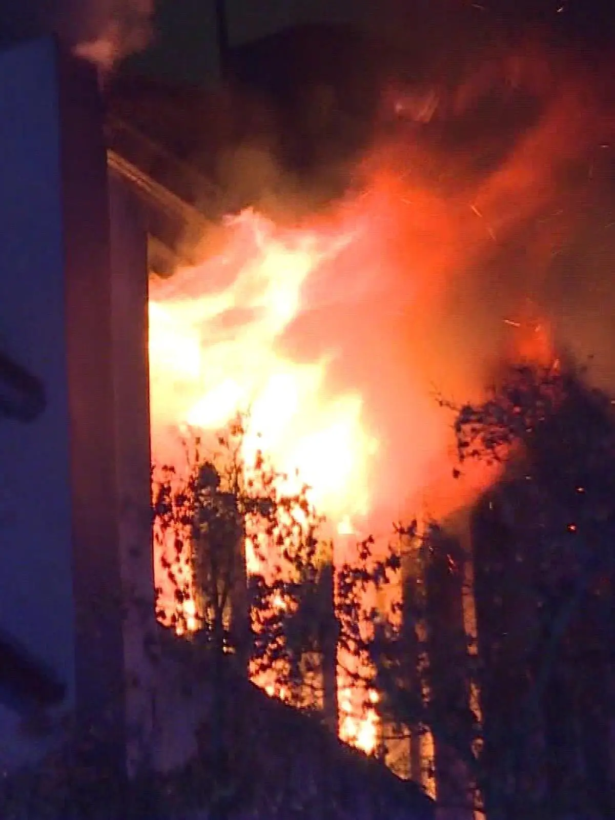 Im Stadtteil Linden in Hannover steht eine Wohnung im vierten Stock in Flammen.