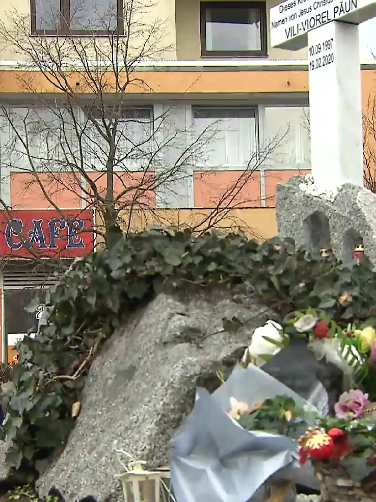 Armin Kurtović ist sich sicher: Sein Sohn Hamza wäre noch am Leben, wäre der Notausgang der Arena-Bar in der Terror-Nacht von Hanau nicht verschlossen gewesen. Am 19. Februar 2020 hatte Attentäter Tobias R. Hamza Kurtović, neun weitere Personen und schließlich auch sich selbst aufgrund rassistischer Motive getötet. Der Hanauer Untersuchungsausschuss bemüht sich bis heute um die Aufklärung der Ereignisse der Tatnacht. Nun hat es neue Erkenntnisse gegeben.
