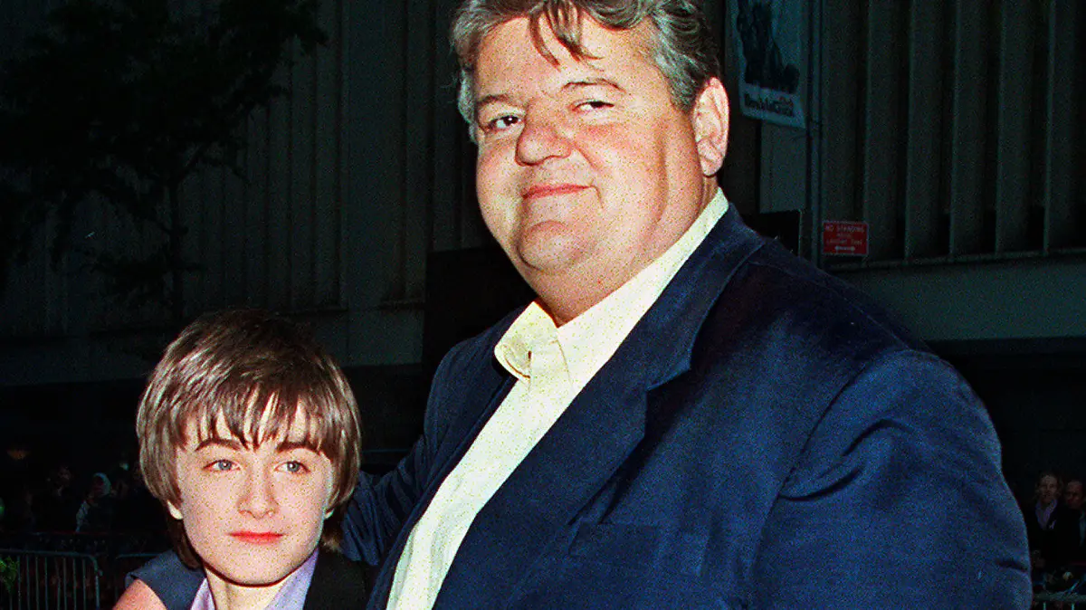 ARCHIV - 11.11.2001, USA, New York: Daniel Radcliffe (l) und Robbie Coltrane bei der Filmpremiere des Films «Harry Potter und der Stein der Weisen». Coltrane, weltbekannt für seine Rolle als «Hagrid» in den Harry-Potter-Filmen, ist im Alter von 72 Jahren gestorben. Foto: Darla Khazei/AP/dpa +++ dpa-Bildfunk +++