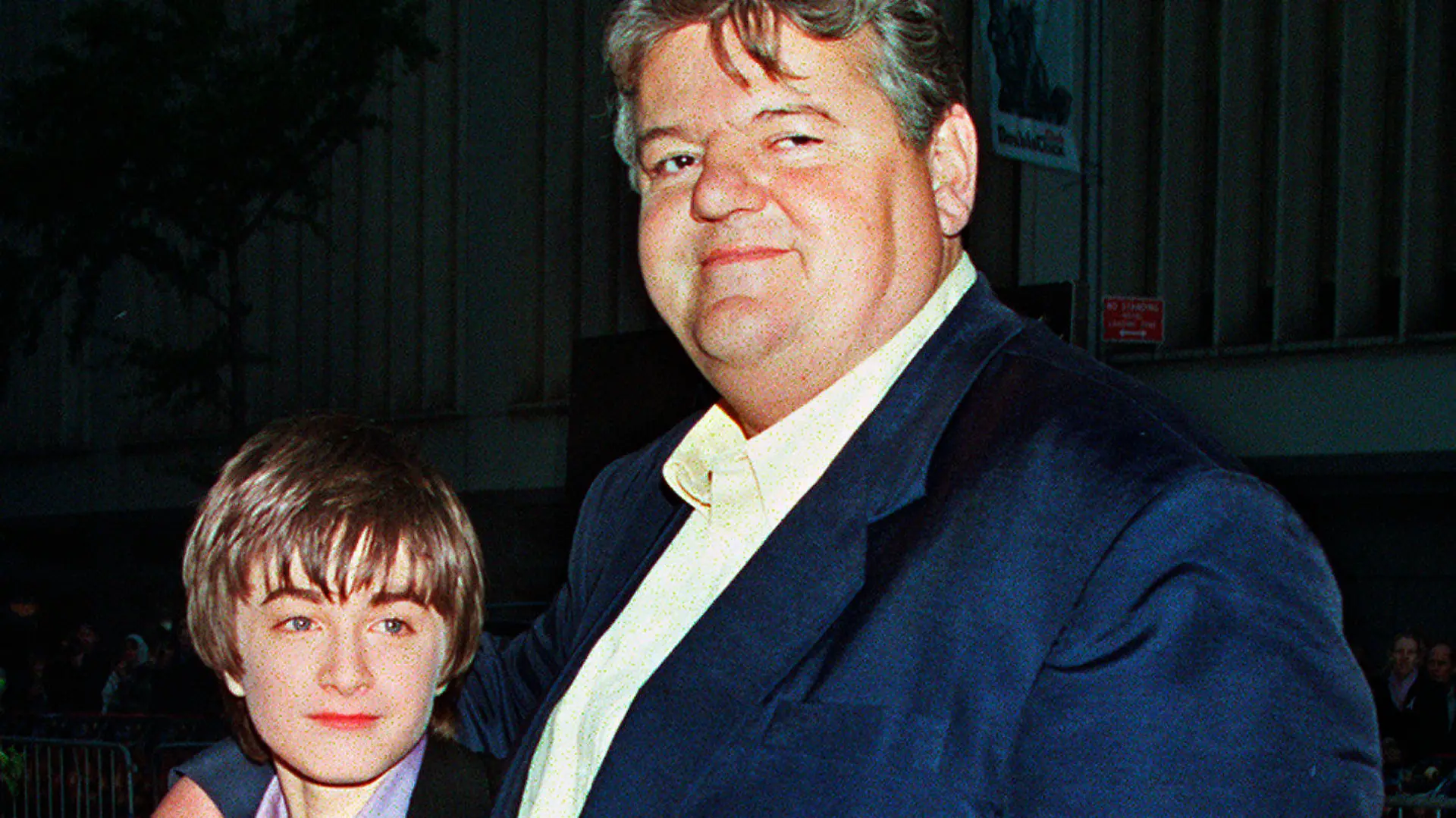 ARCHIV - 11.11.2001, USA, New York: Daniel Radcliffe (l) und Robbie Coltrane bei der Filmpremiere des Films «Harry Potter und der Stein der Weisen». Coltrane, weltbekannt für seine Rolle als «Hagrid» in den Harry-Potter-Filmen, ist im Alter von 72 Jahren gestorben. Foto: Darla Khazei/AP/dpa +++ dpa-Bildfunk +++